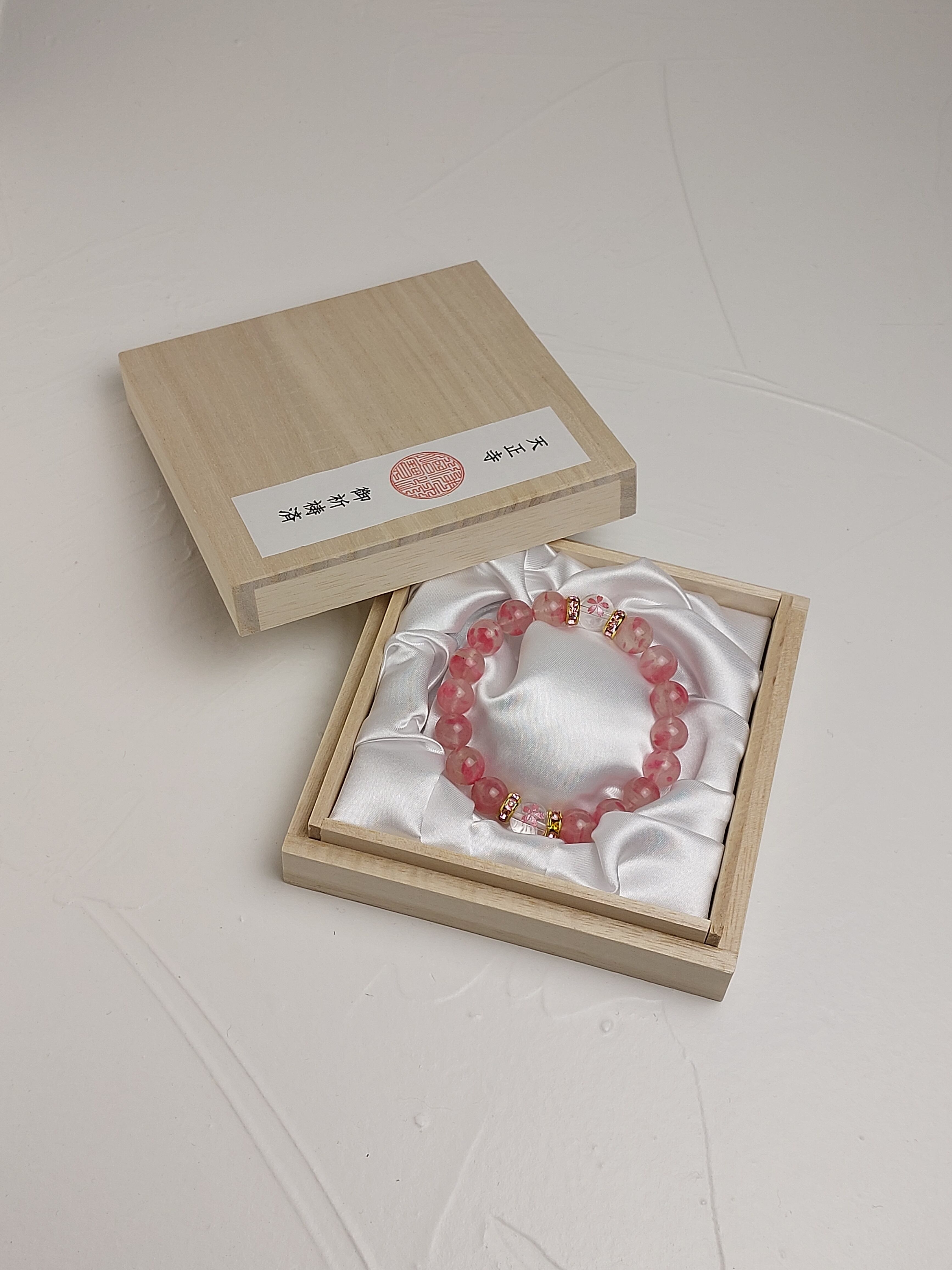 桐箱にお入れした天然石ブレスレット。一つ一つ丁寧にお送りいたします。