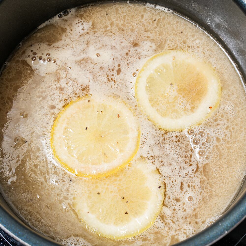 スープパックを空の鍋に移してあたためる