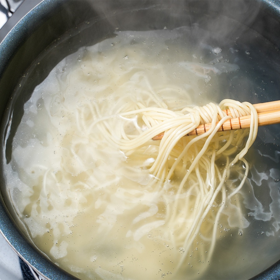 麺をお好みの硬さに茹でる