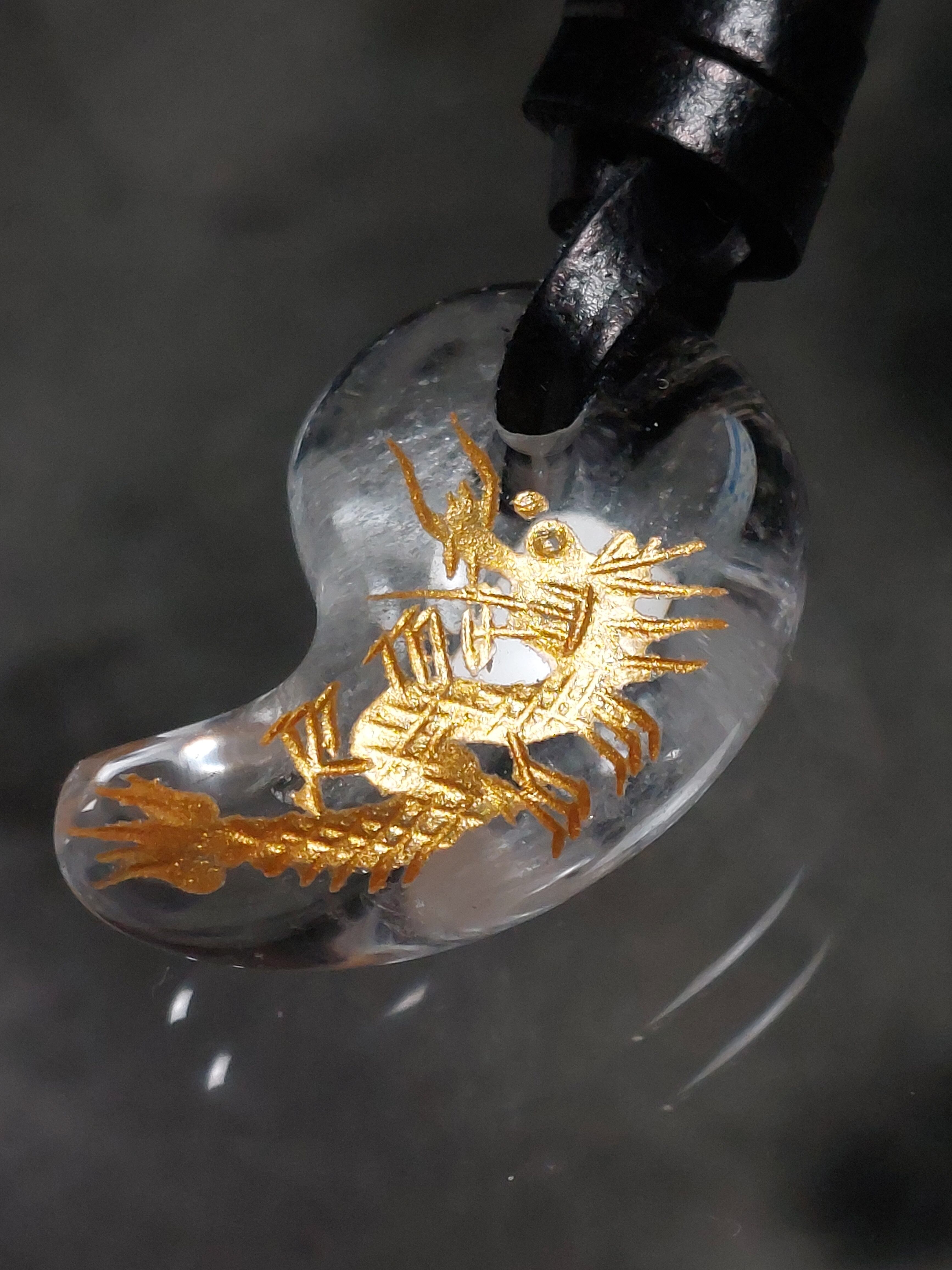 水晶の勾玉に龍が彫り込まれています。