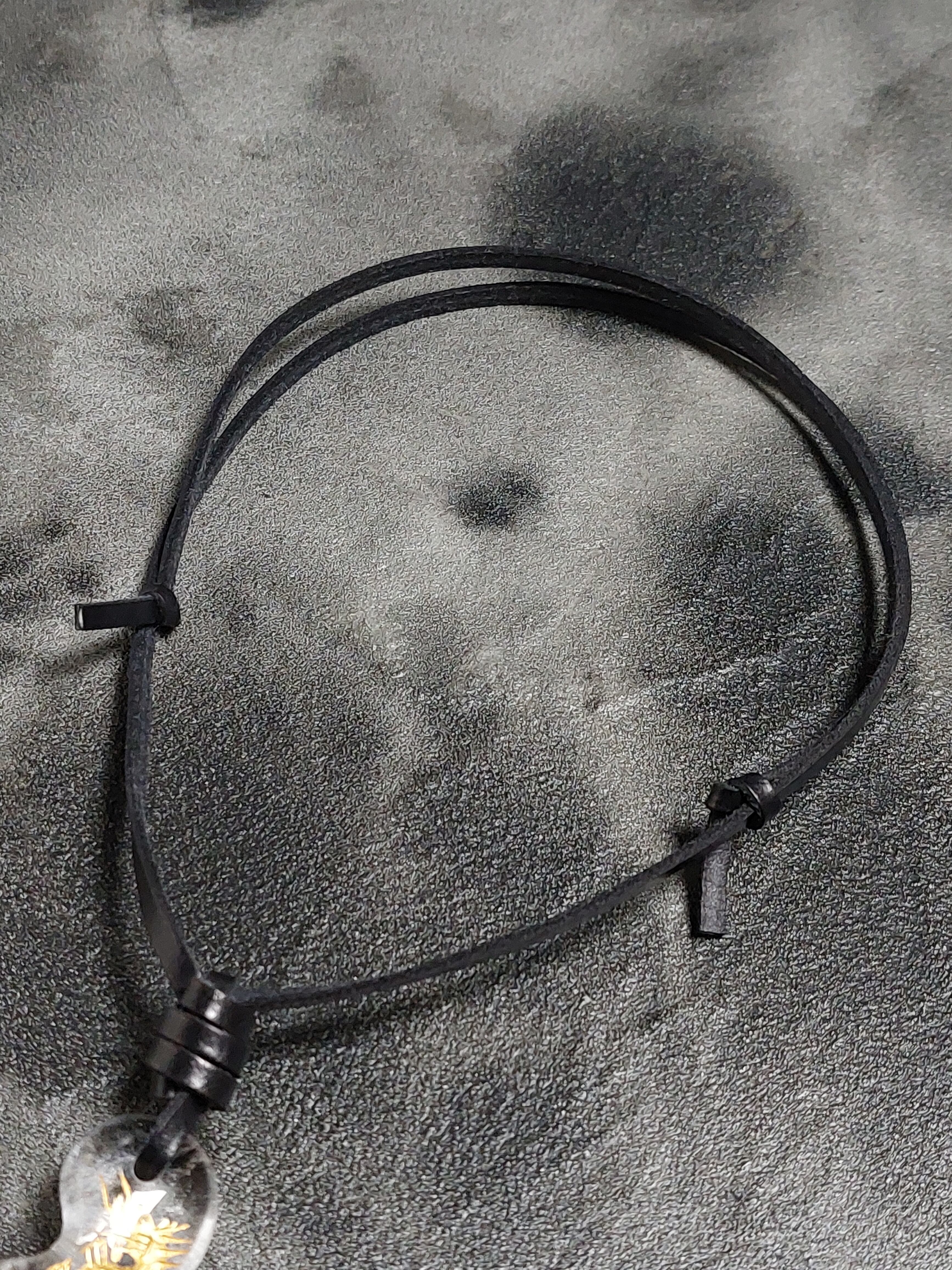 紐の長さは、自由に調整できます。