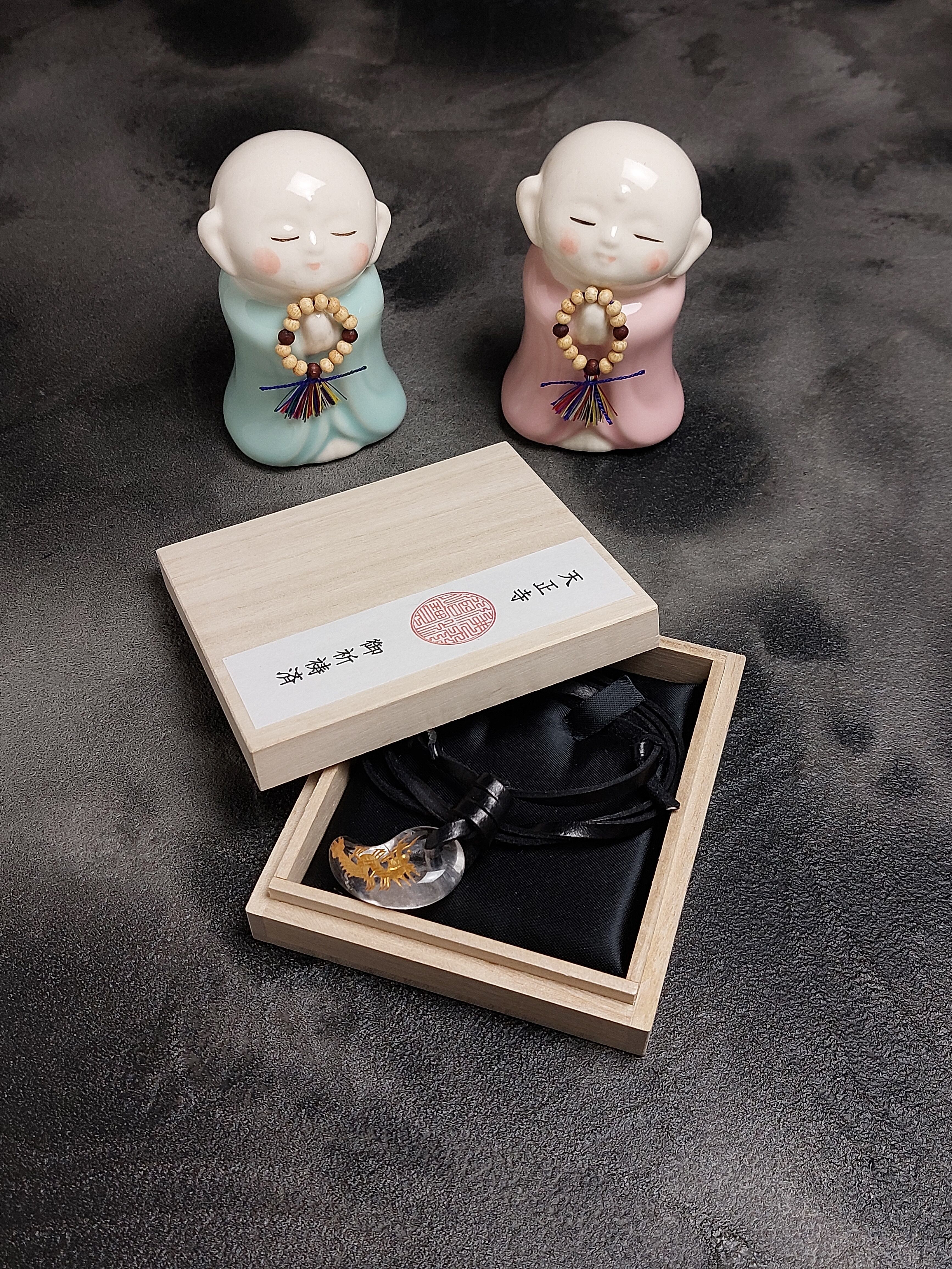 桐箱にお入れした天然石ブレスレット。一つ一つ丁寧にお送りいたします。