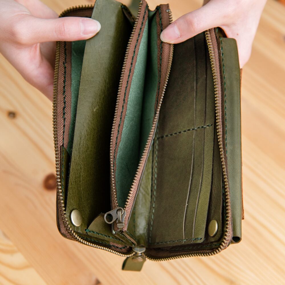 小銭、紙幣、カードなどを仕分けして入れられるポケットが充実。