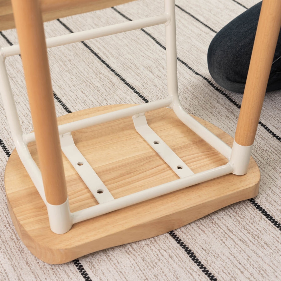 脚を座面(裏)に取りつけます。