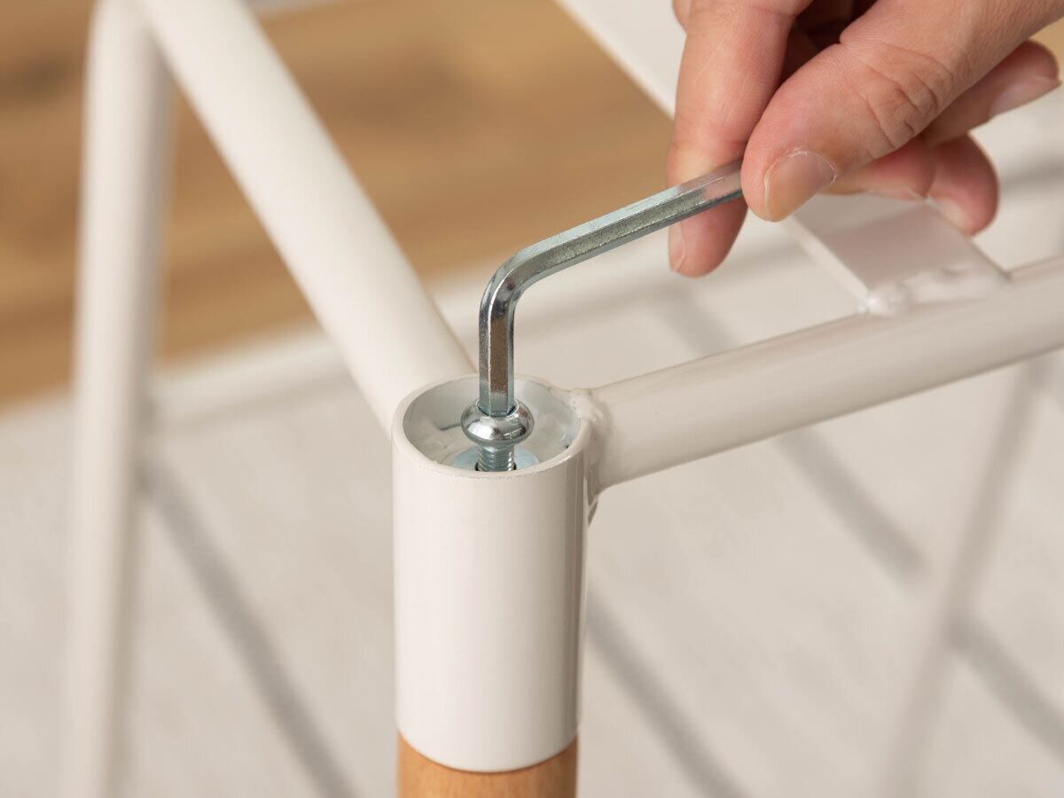 付属のネジで固定します。