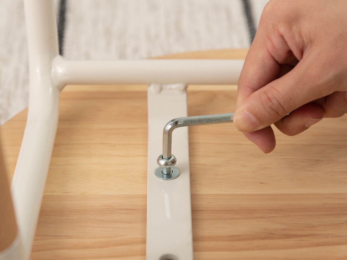 付属のネジで固定します。