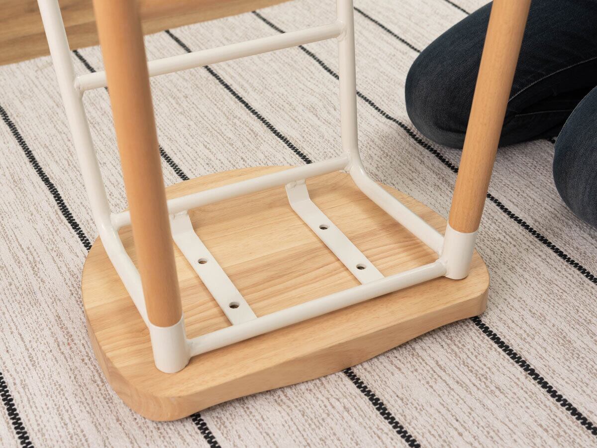 座面のウラに脚を取りつけます。