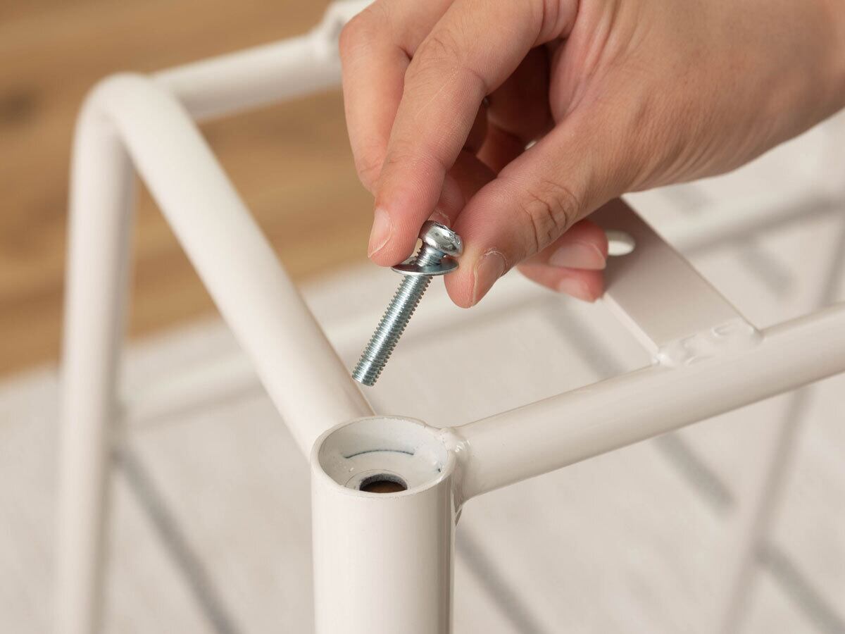 スチール部分に脚（木）を取りつけます。