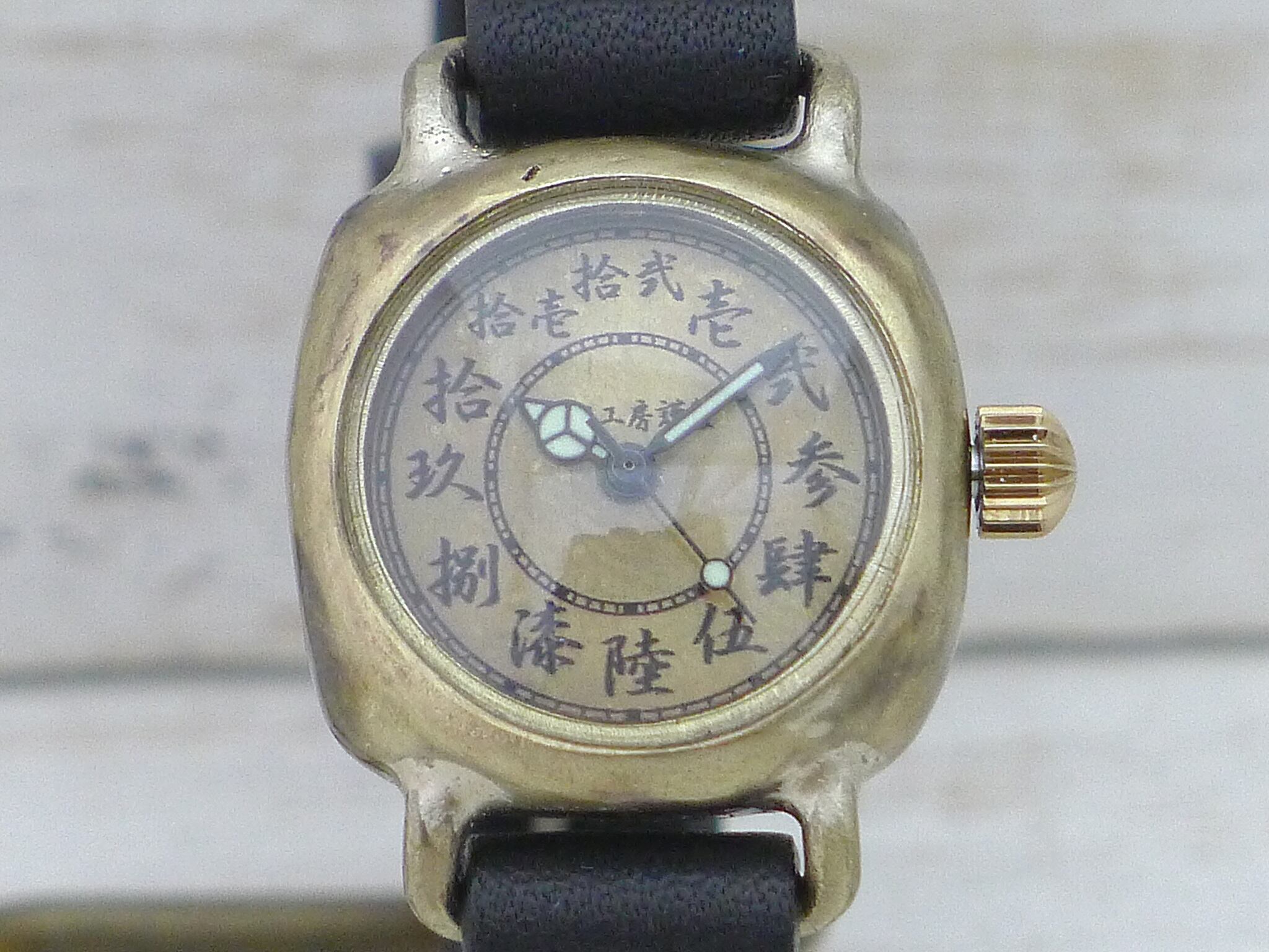 丸みを帯びた角型のクッションケース