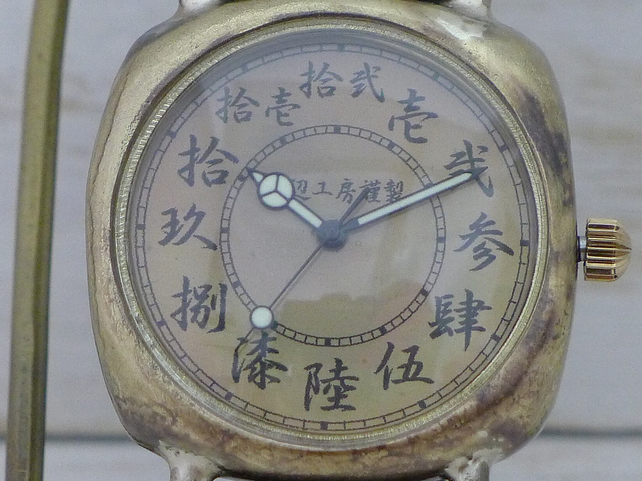 丸みを帯びた角型のクッションケース