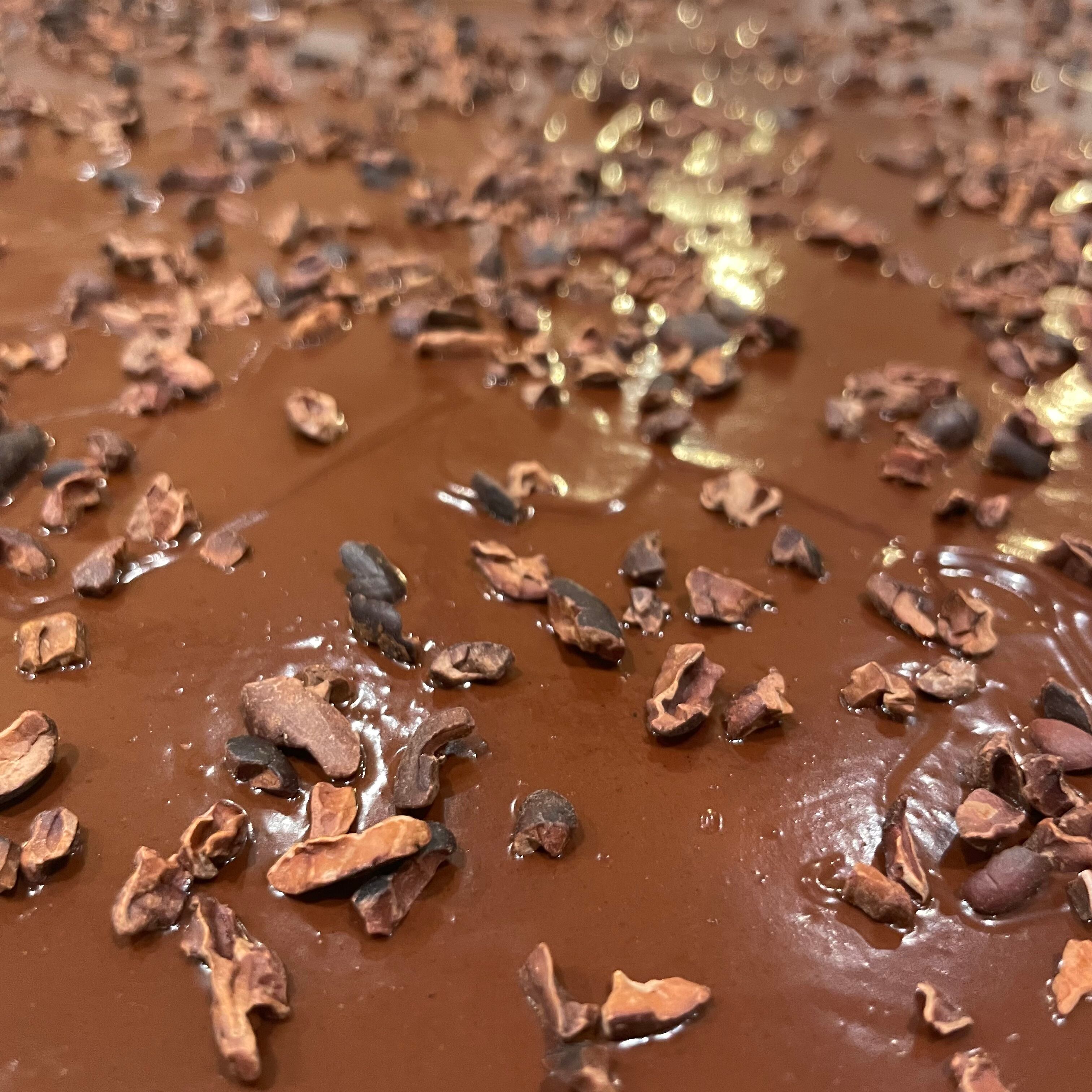 うすく伸ばしたキャラメルに、ブラジル産チョコレートを重ねます。