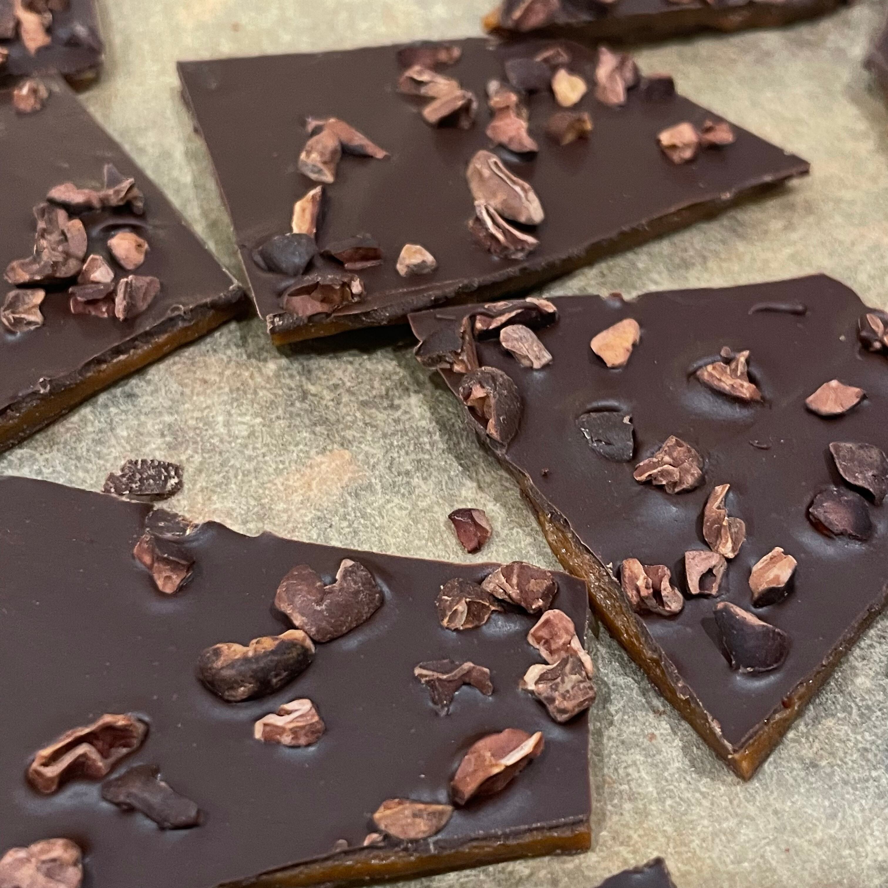 1枚ずつ手で割って仕上げます。