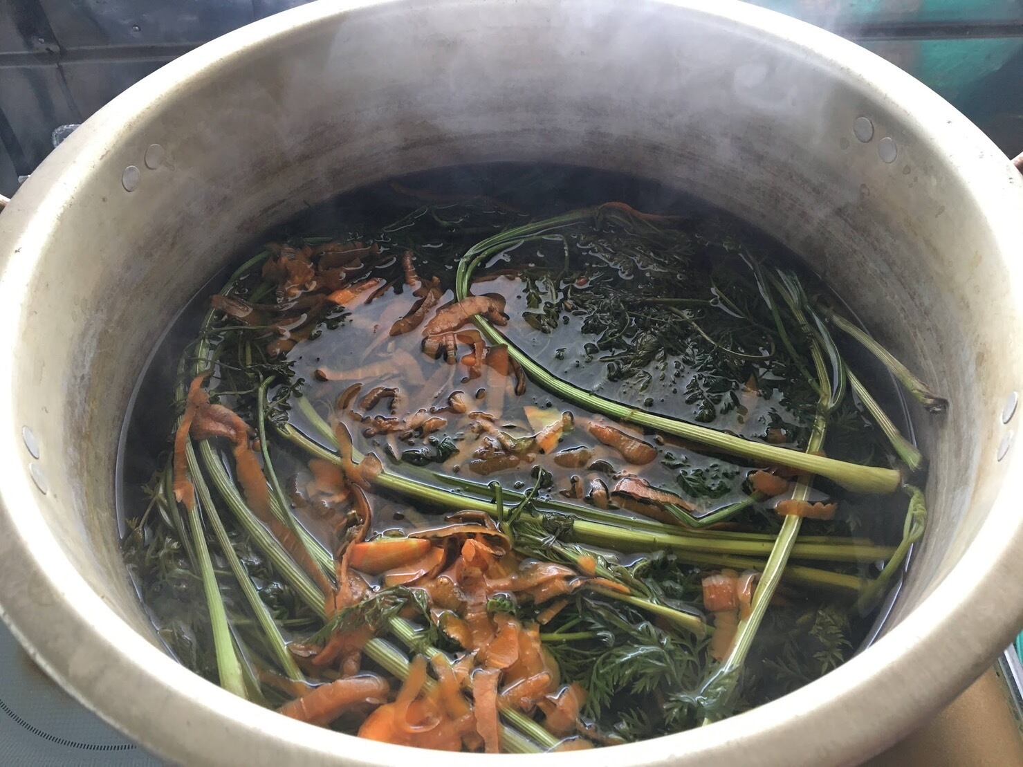 捨ててしまうにんじんの皮と葉を再利用しています。