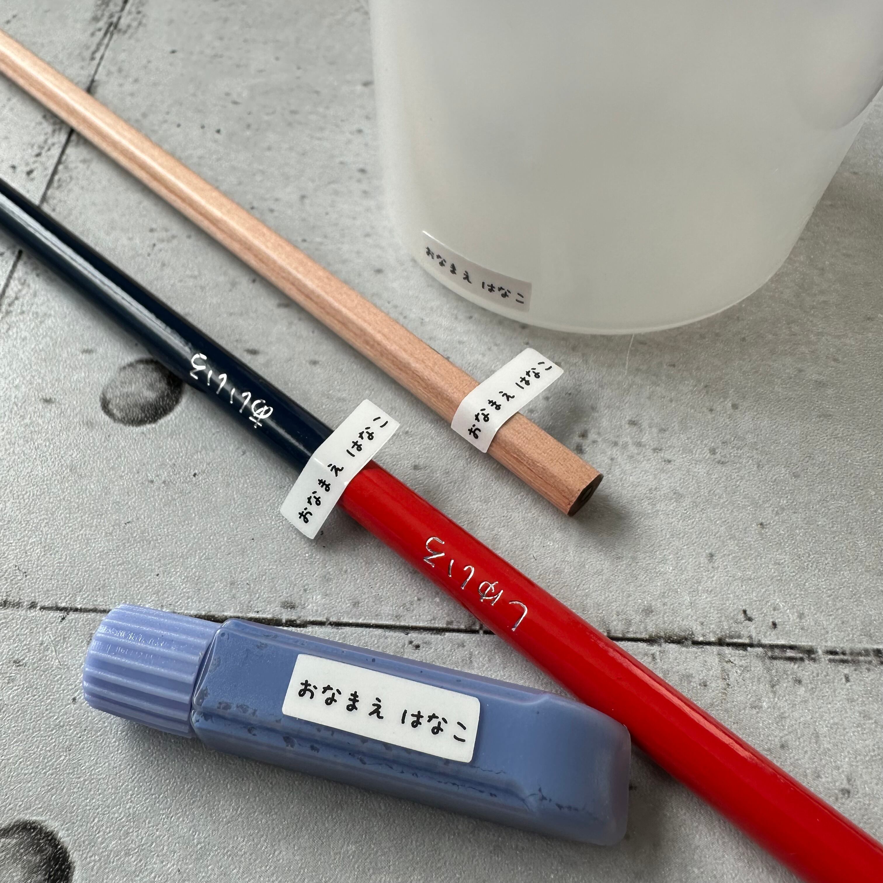 保護フィルム施工している分、厚みがありカーブの部が反発してしまいます。テープで補強してください。