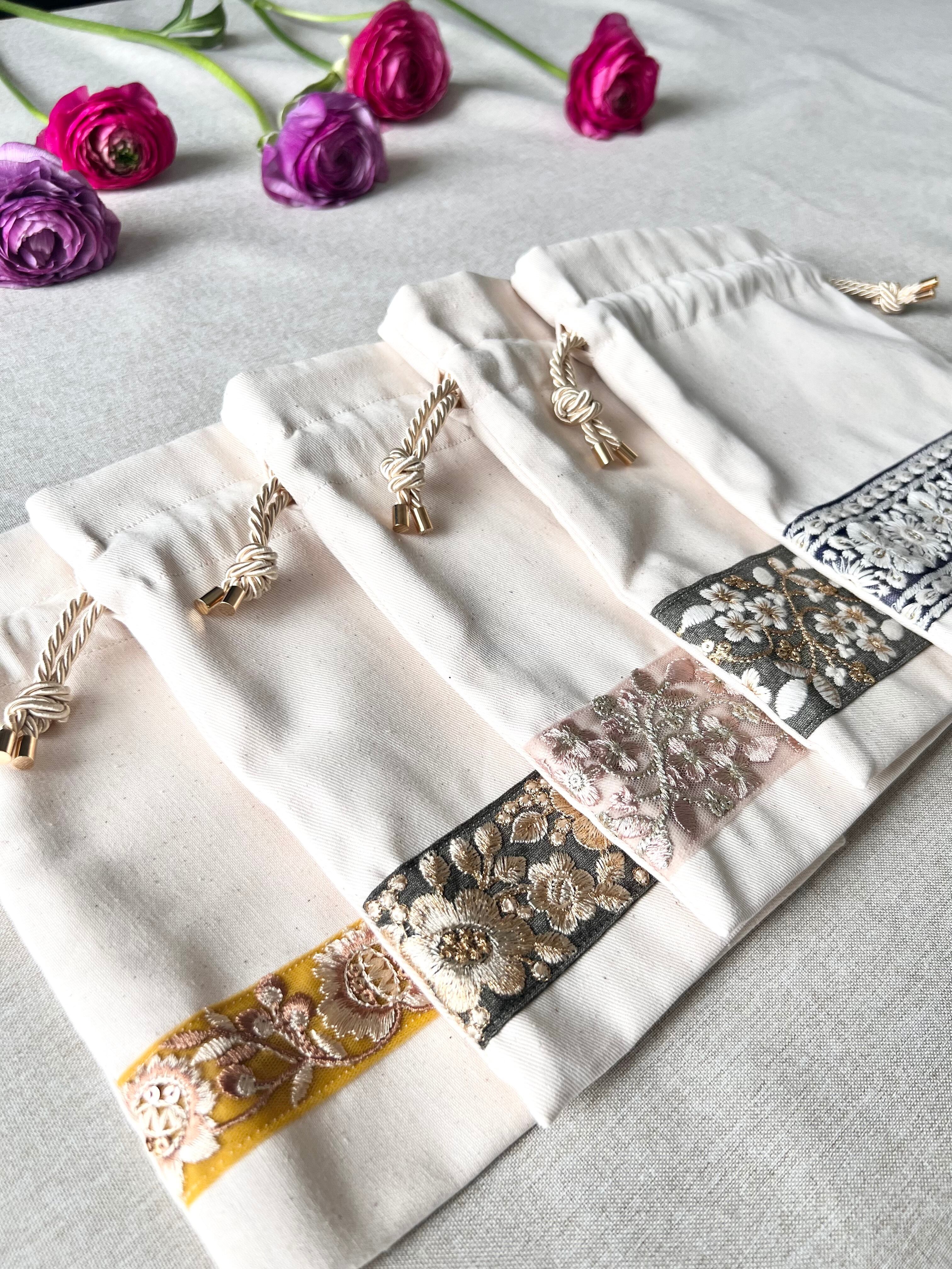 気分の上がる華小物　お気に入りの刺繍をぜひ見つけてくださいね