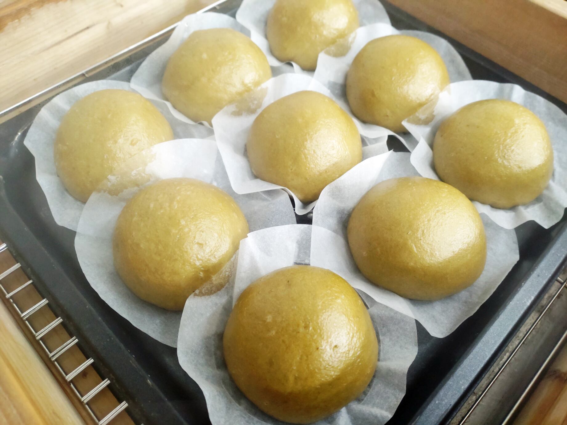 発酵させて蒸し上げます