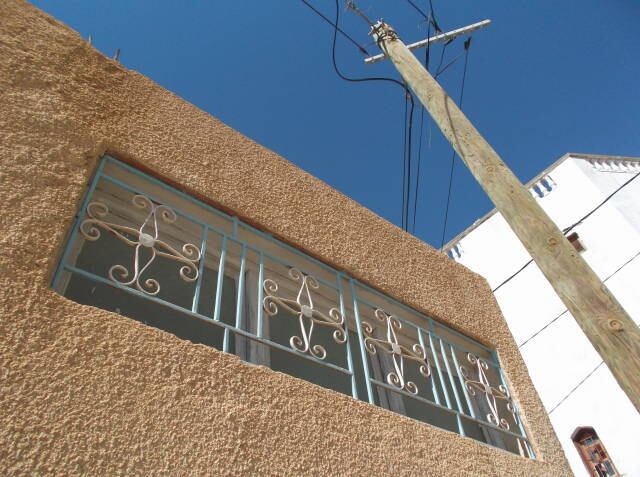 青空と何気なく絵になる窓の格子