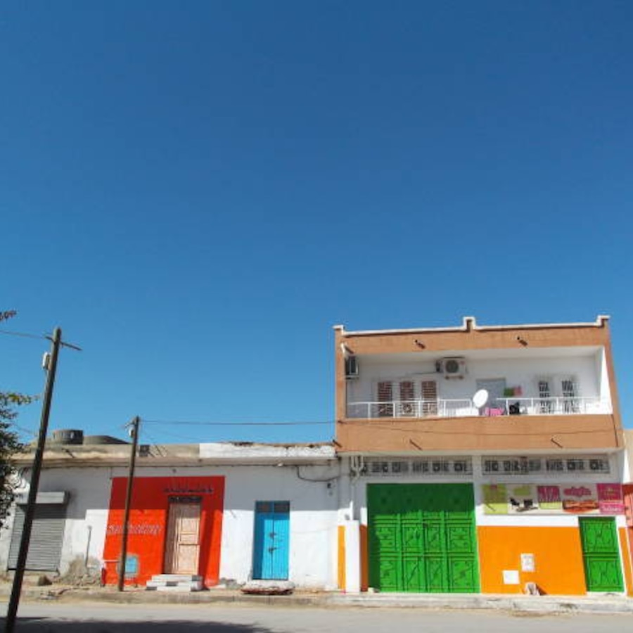 カラフルなドアが可愛らしい砂漠の町の家