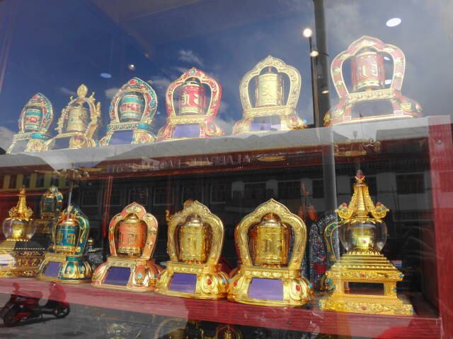 町のショウウィンドウに並ぶソーラーマニ車