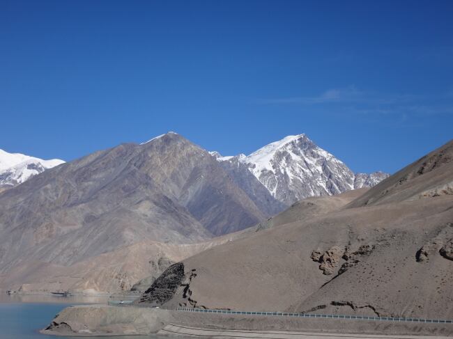 雪山を望むカラコルムハイウェイ