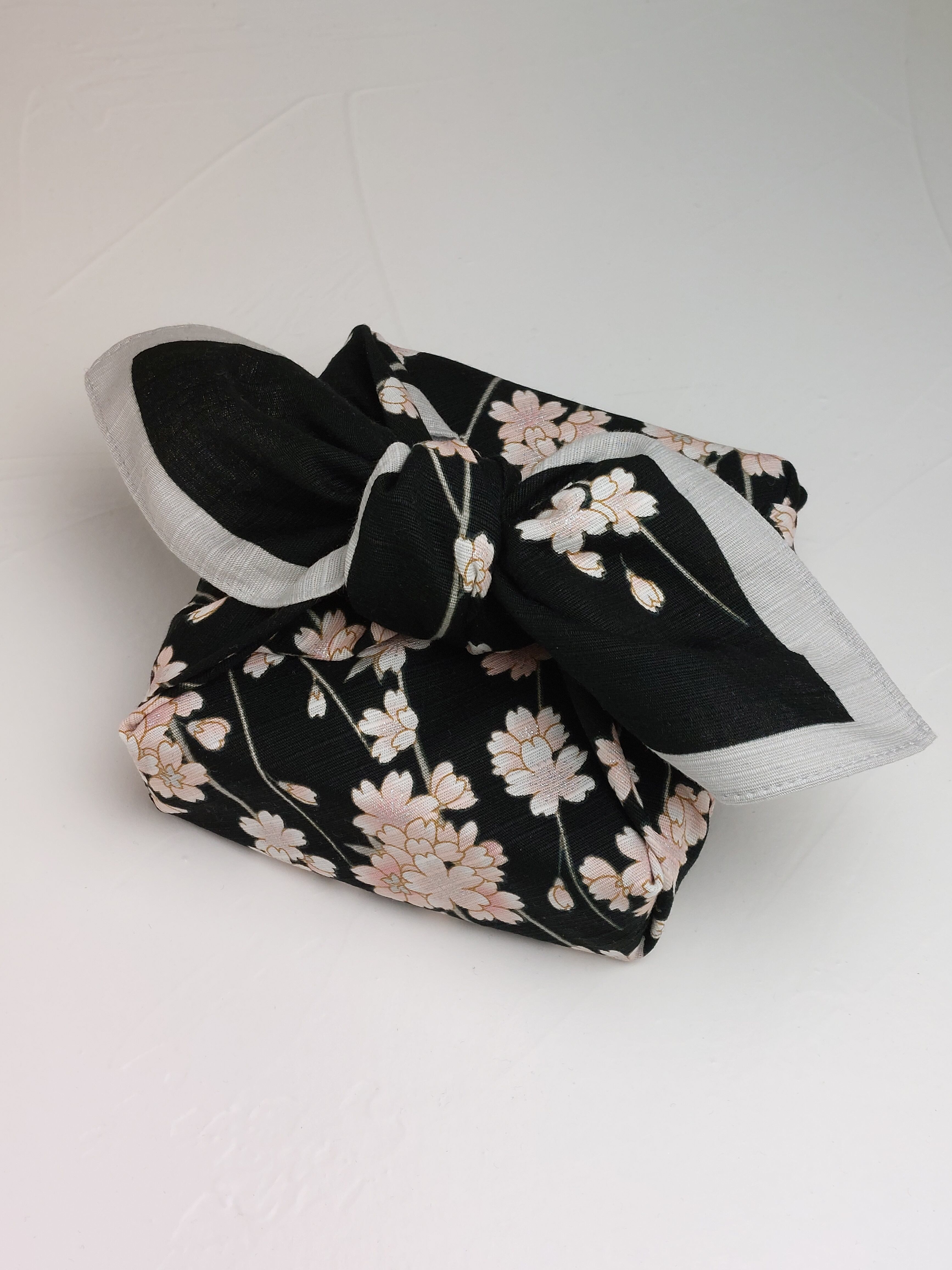 【しだれ桜】の風呂敷でお包みした天然石ブレスレット。