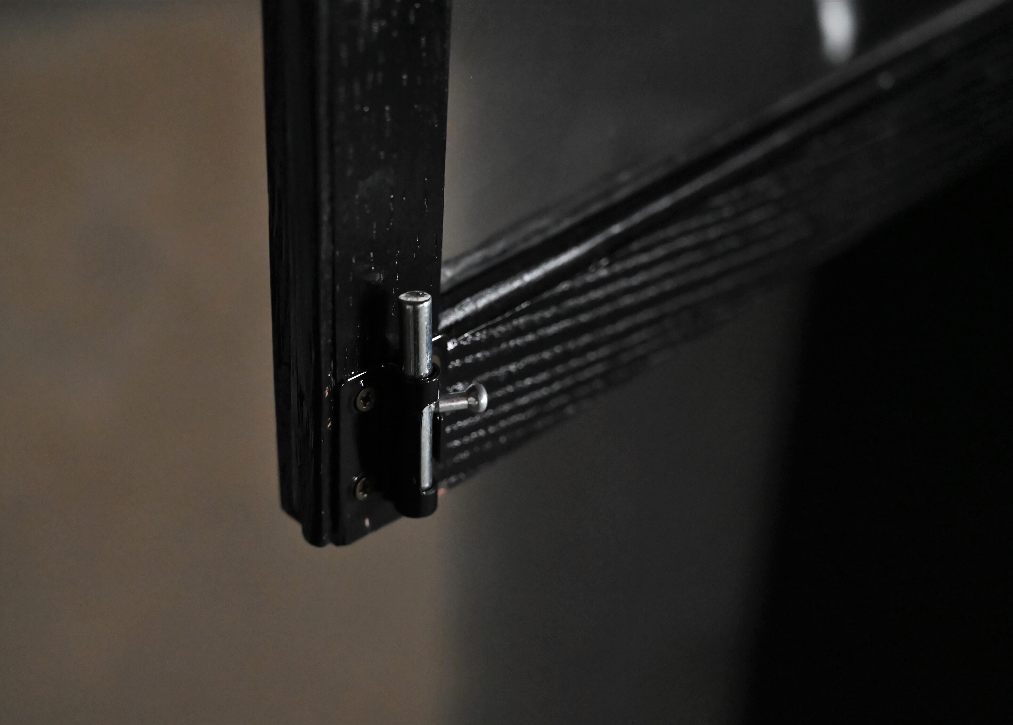 上段左側の扉内側に付けられたロック