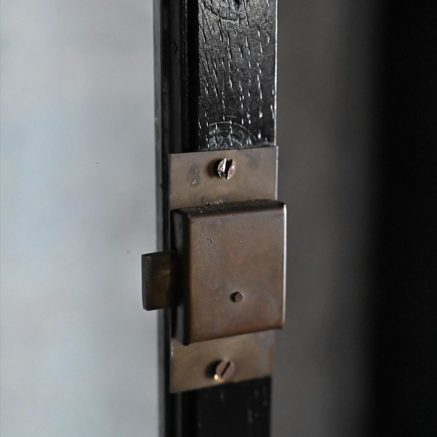 右側の扉の鍵（内部からの撮影）