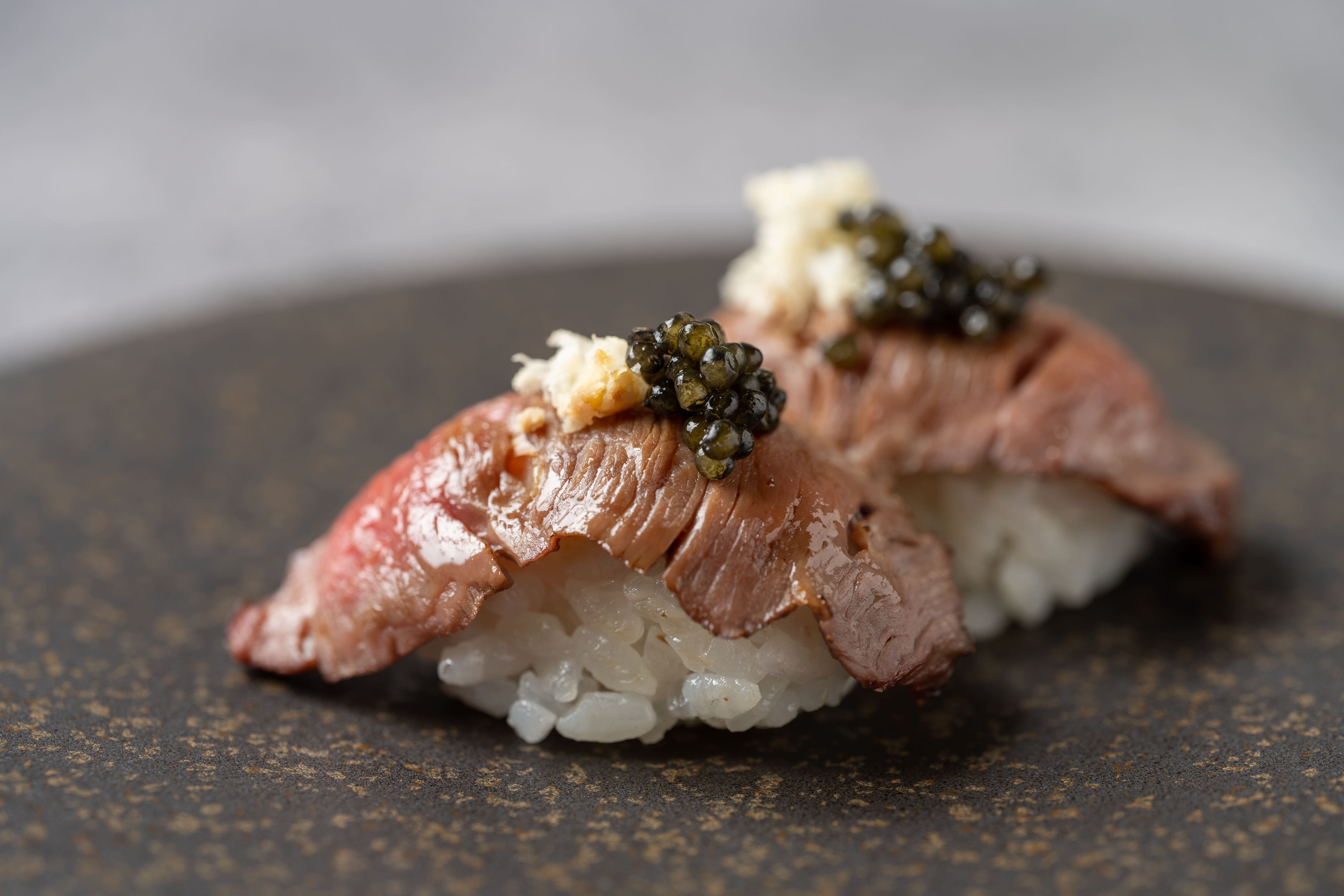 炙り肉寿司　キャビア乗せ