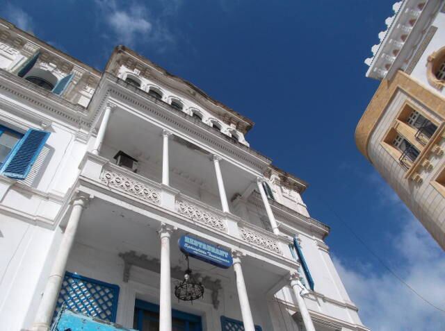 青空が似合う旧市街の建物