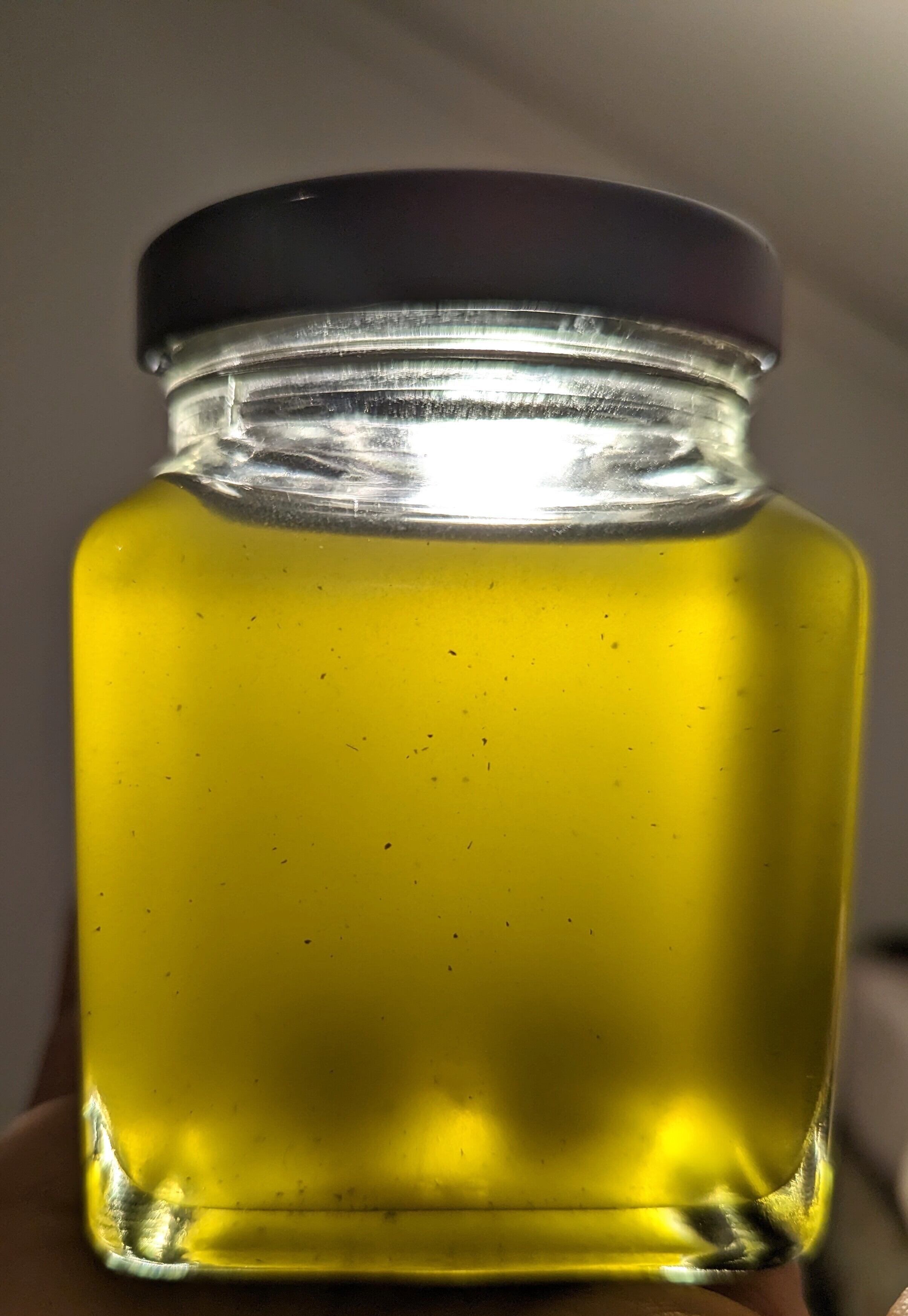 美容オイルから無農薬よもぎの葉を一時間かけて抽出