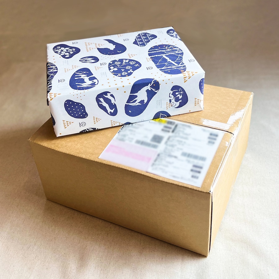 発送伝票を包装紙に貼らない場合は、写真のように外箱にお入れして伝票を貼付します。