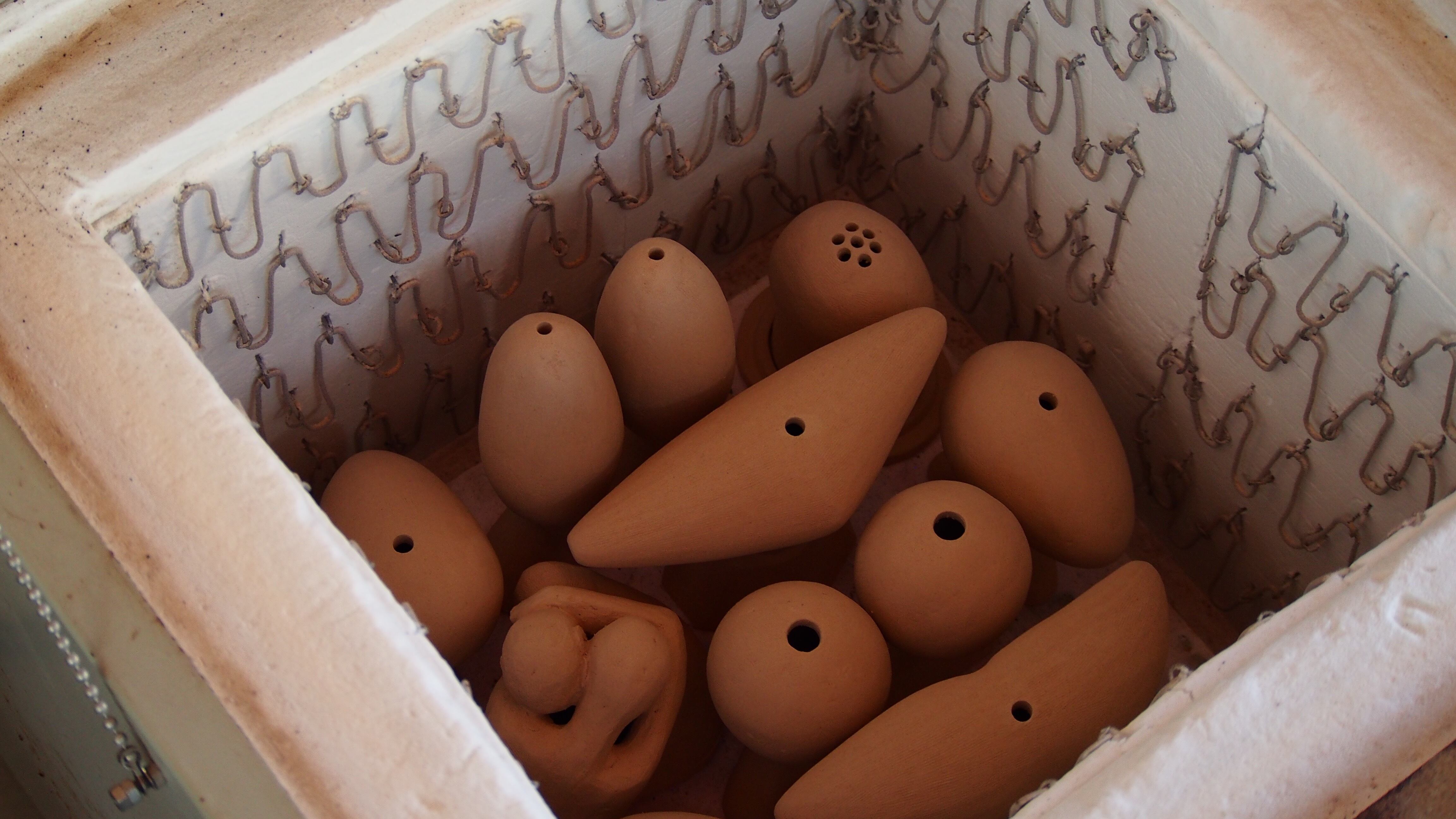 隙間なく釜に詰めて素焼きへ