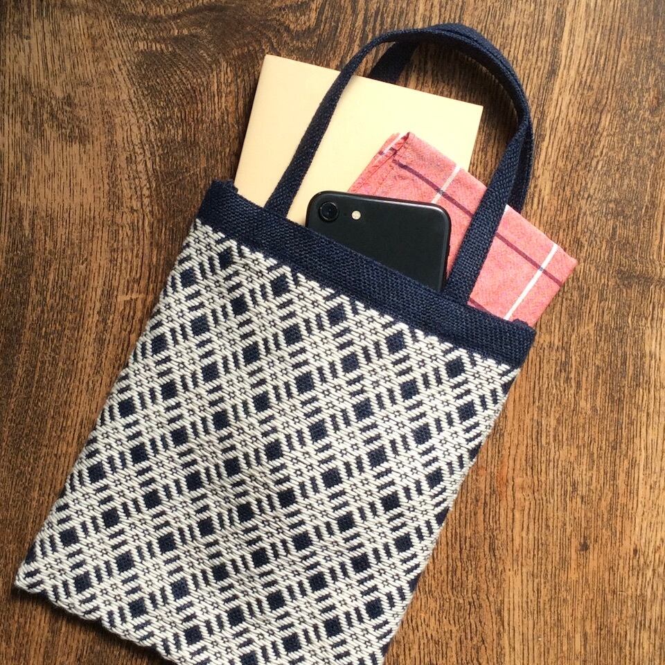 スマホと鍵と文庫本程度が入ります（スマホ等は商品に含まれておりません）