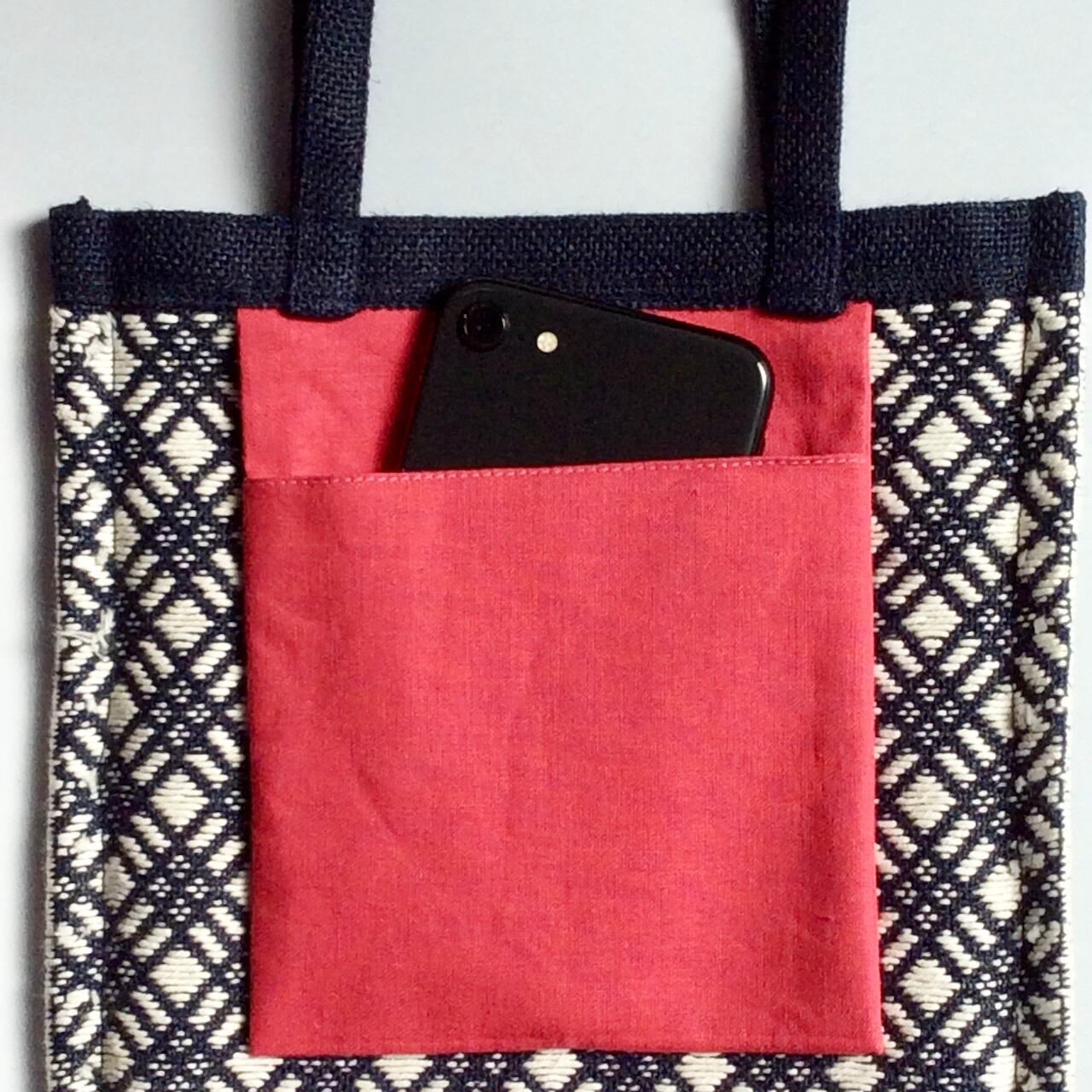 内ポケットあり（スマホは商品に含まれておりません）