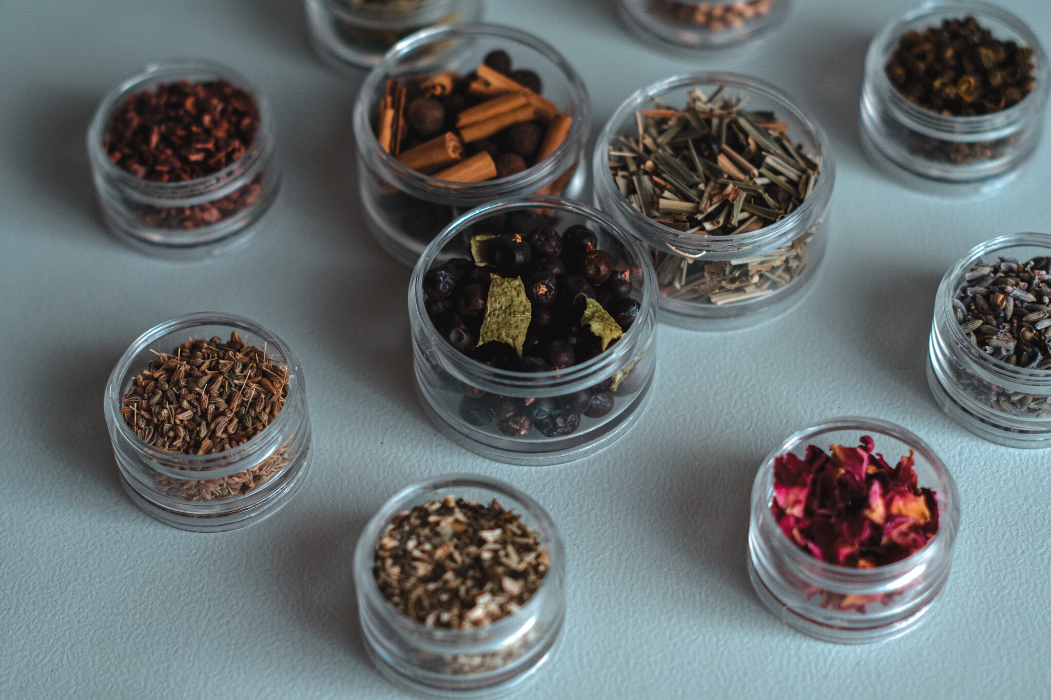 【STEP01】まずは、ボタニカルの形や香りを楽しみます。