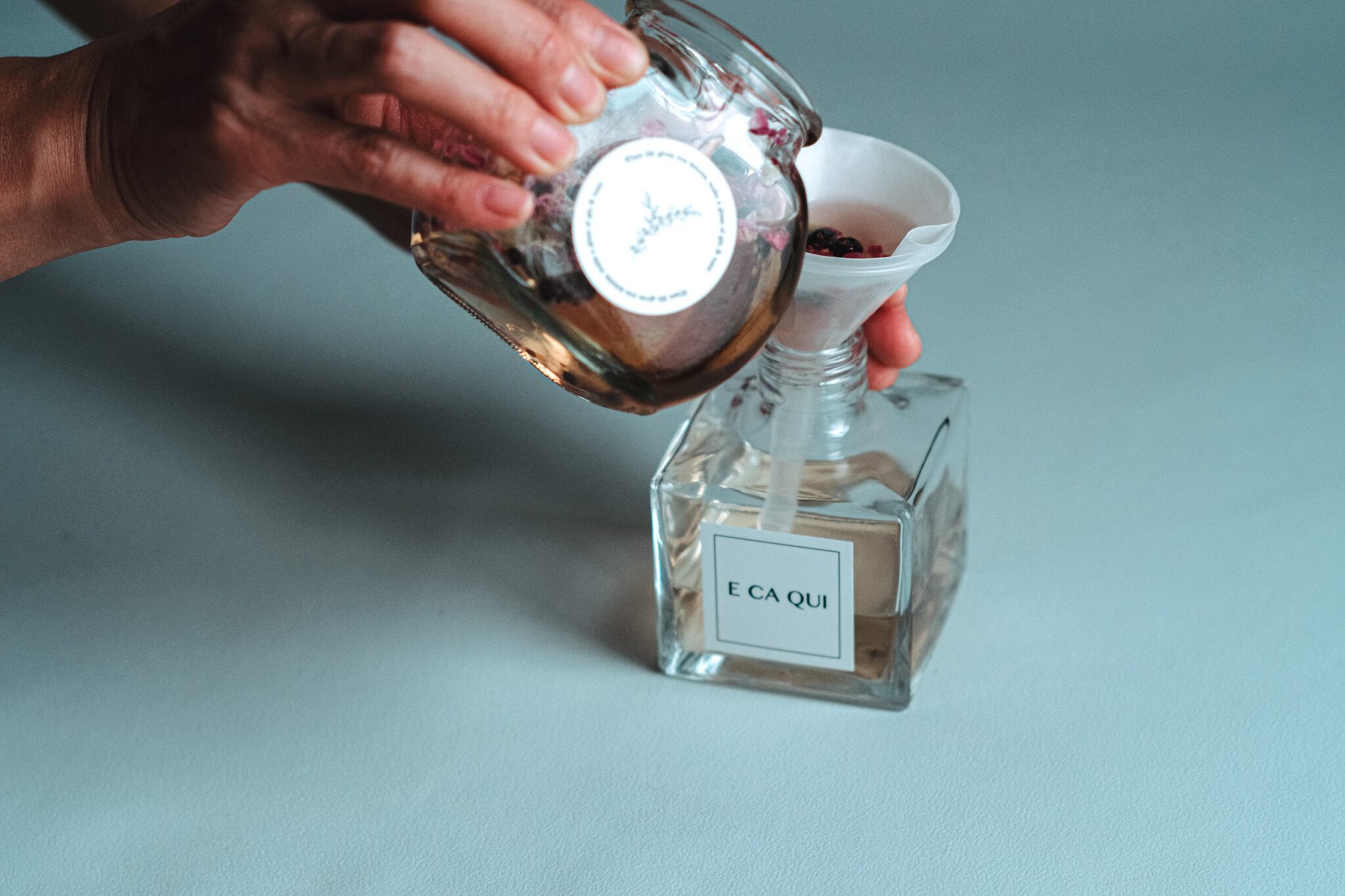 【STEP04】ジン瓶にアルコールを移して、完成！