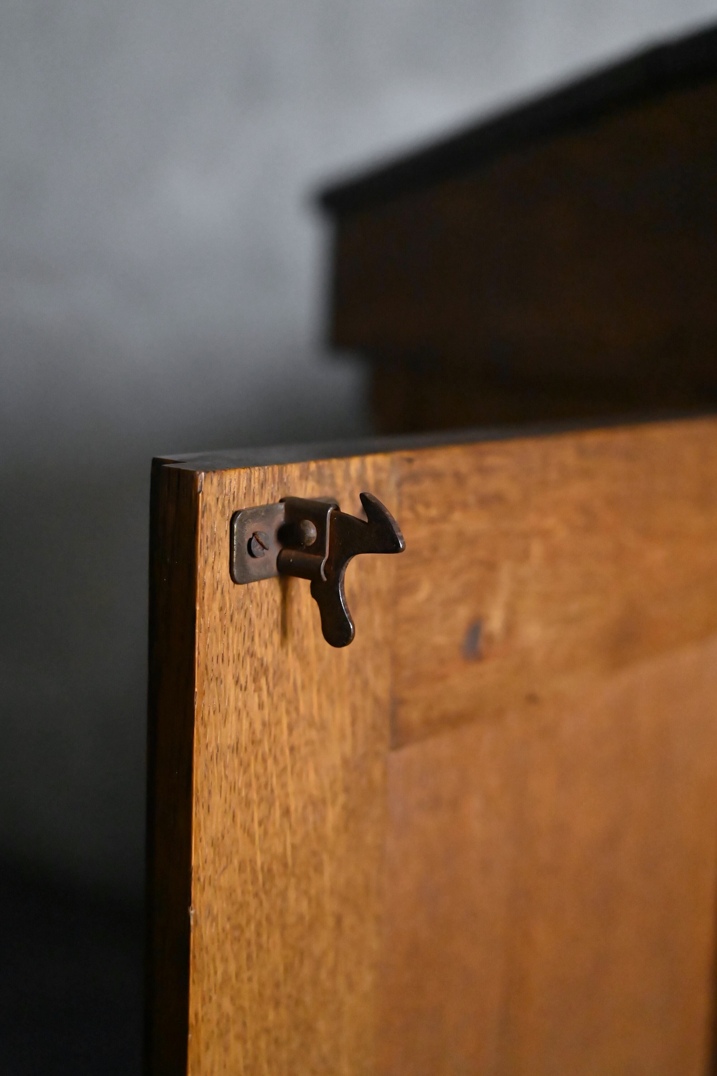 扉を閉めるとバネの力で自然とロックが掛かるようになっております。金具の下部を指で押すと開きます。