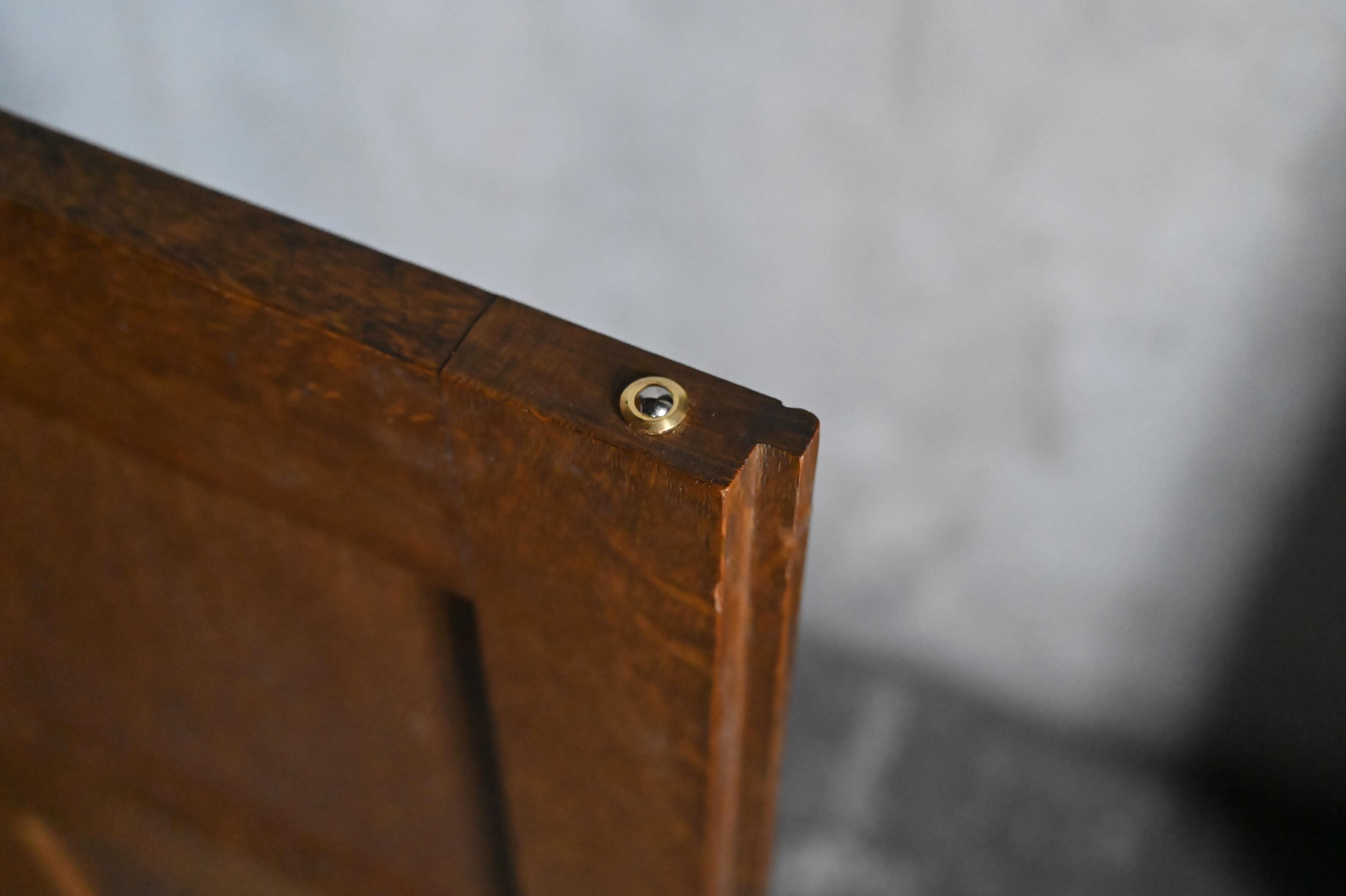 右扉のトップに入れたボール状のキャッチです。アンティークに合うさりげなさがある物を選びました。