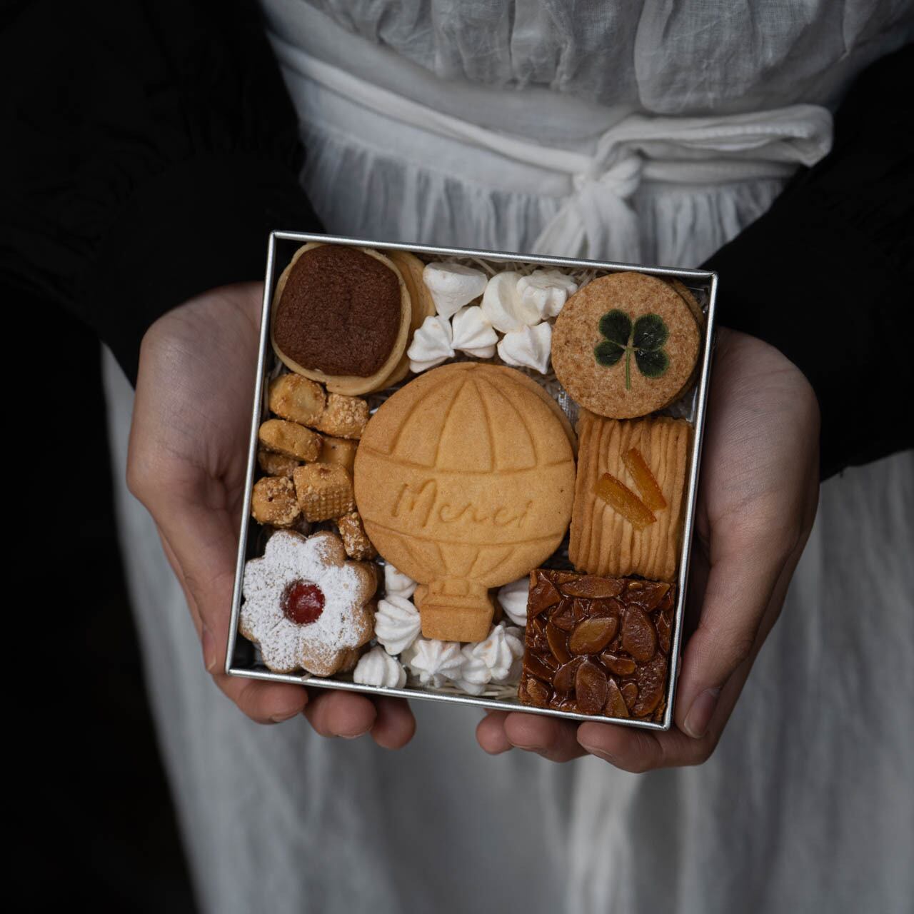 大人気のクッキー缶。プレゼントに最適です。