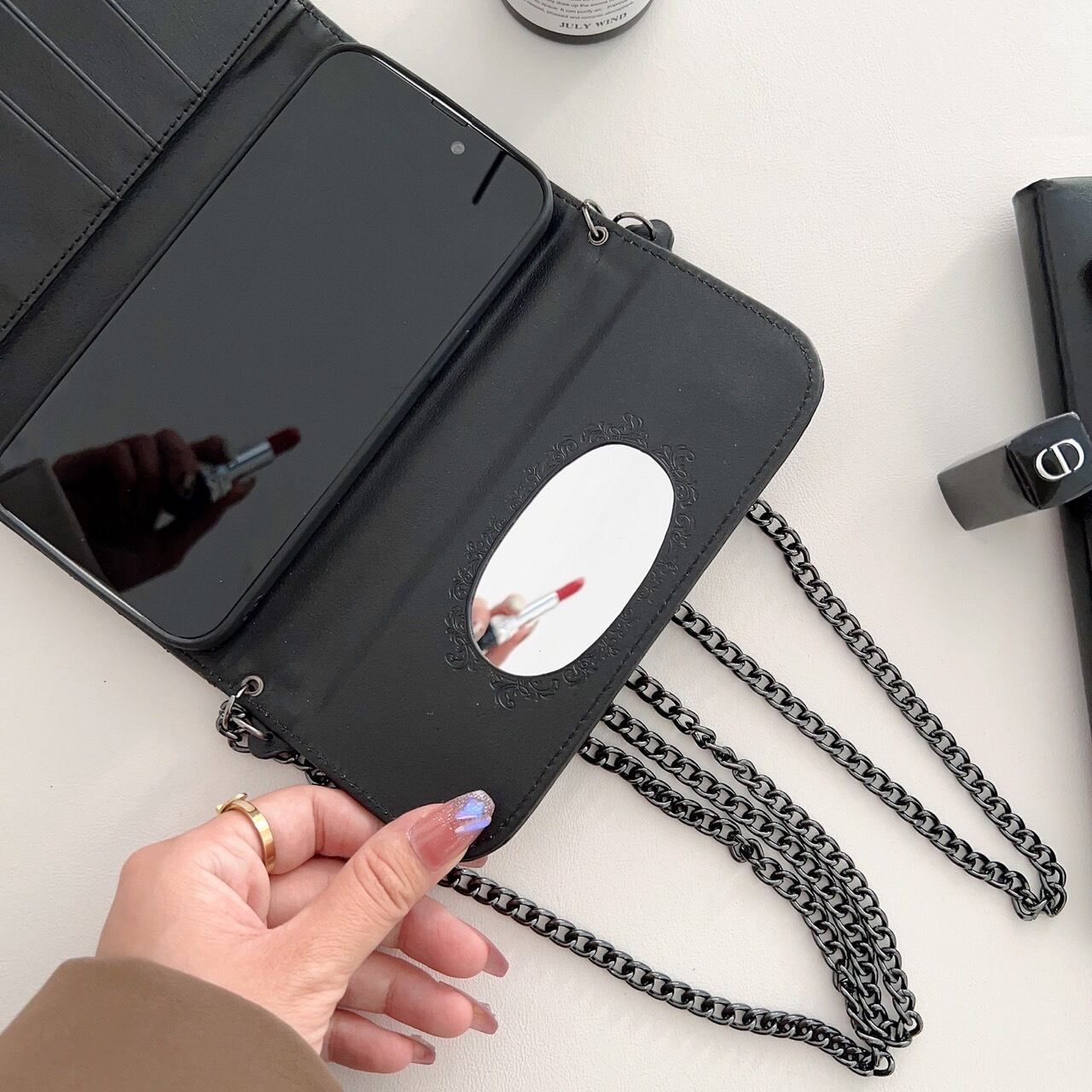 内側はミラー付きの仕様です