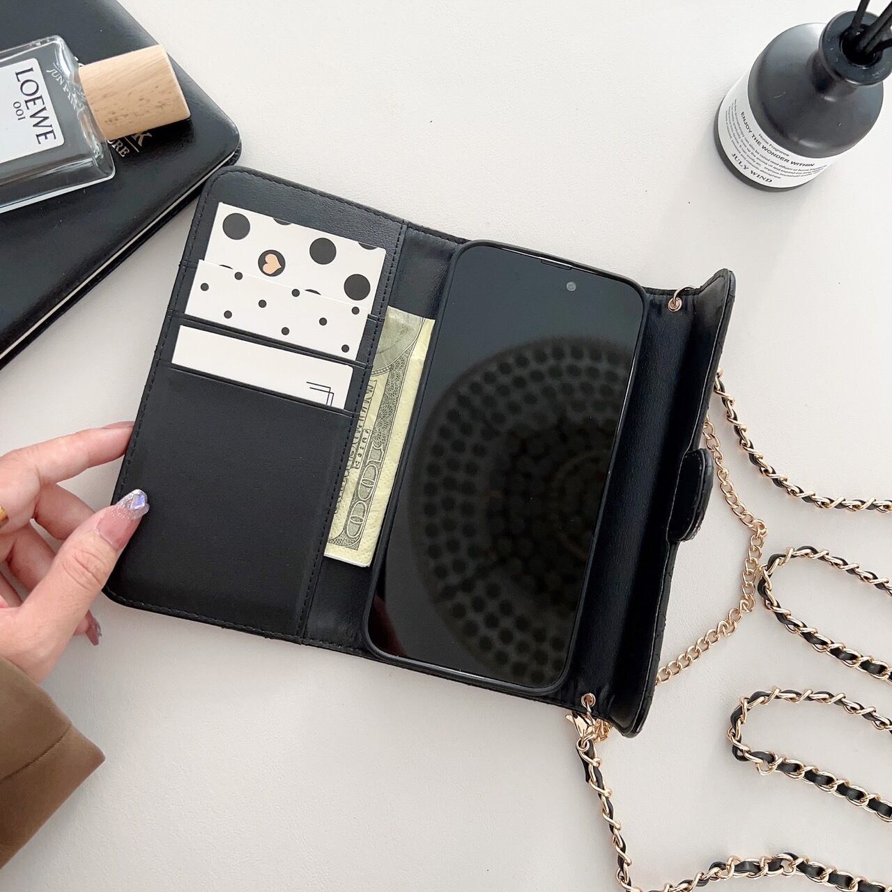 内側はカード入れポケット