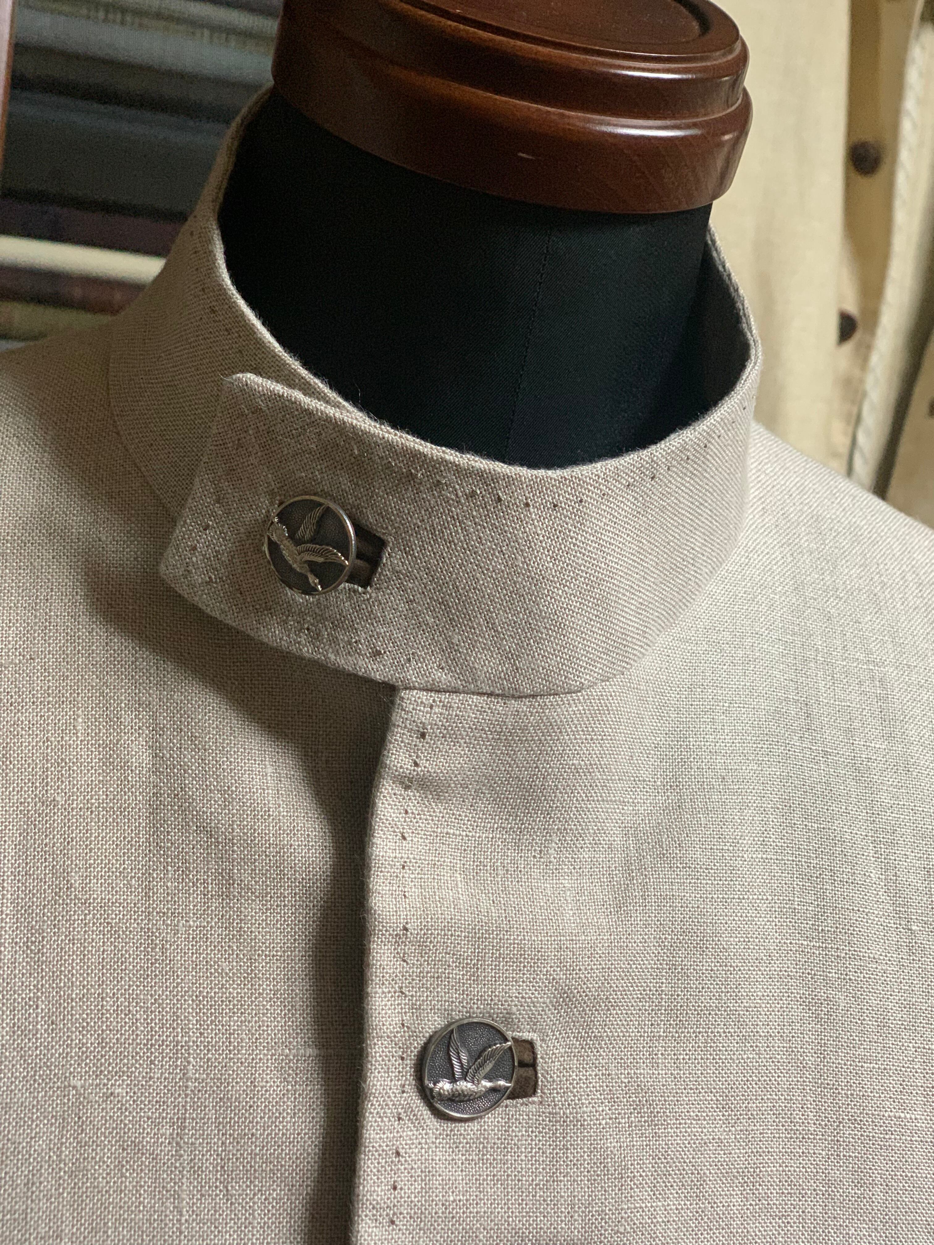 襟を閉めても美しく決まります。