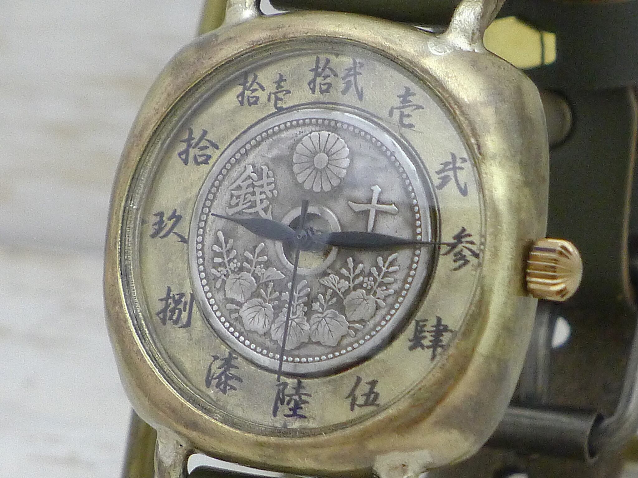 大正時代に実際に使われていた十銭硬貨を文字盤に使用
