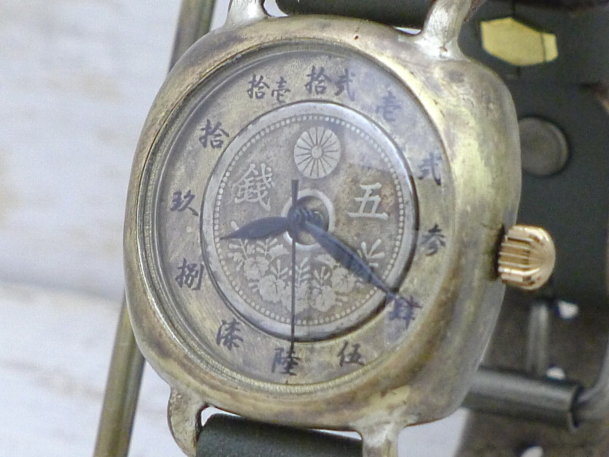 大正時代に実際に使われていた五銭硬貨を文字盤に使用