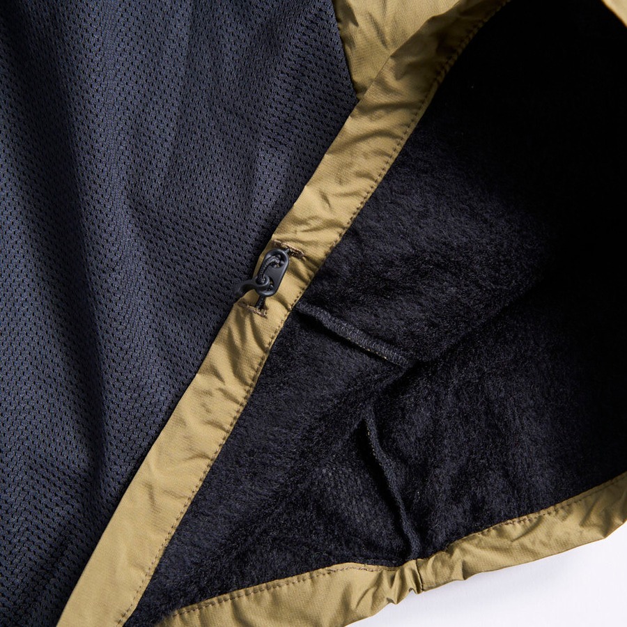 底部にドローコード。表がプレーン、裏がふわりと起毛した生地