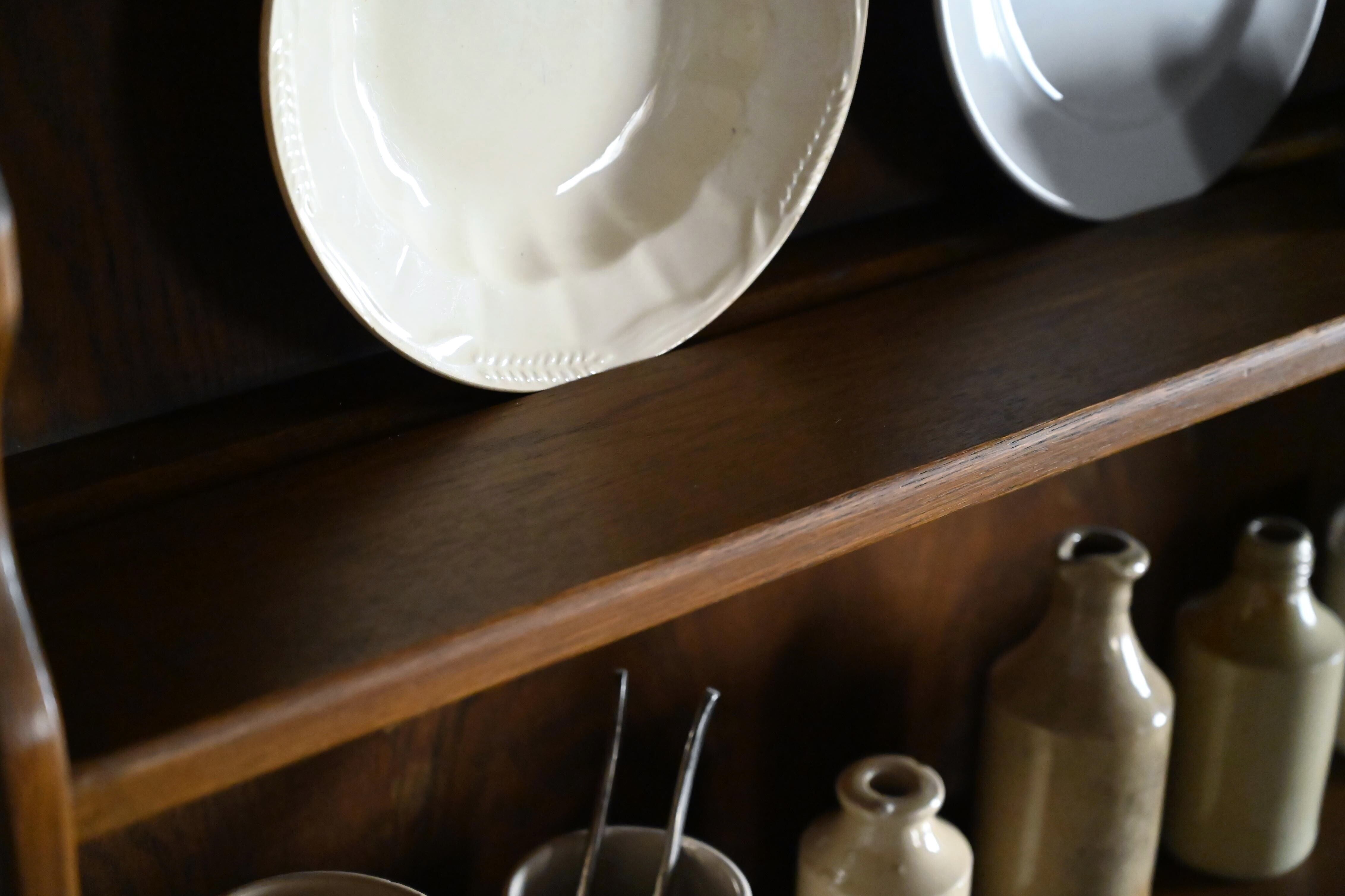 プレートを立てられるように全段溝が彫られています。