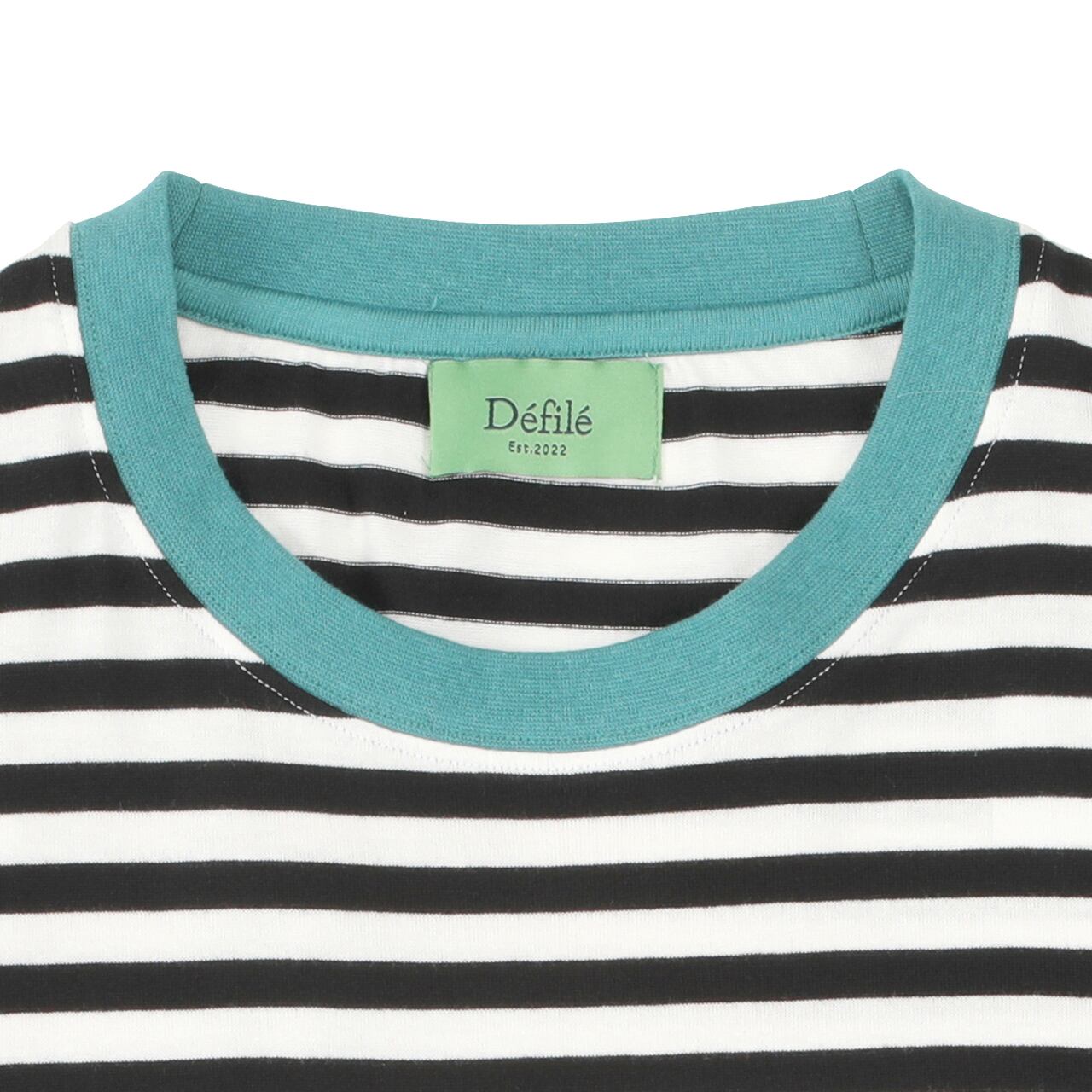 ネックラインにはエメラルドグリーンのアクセントトリミング