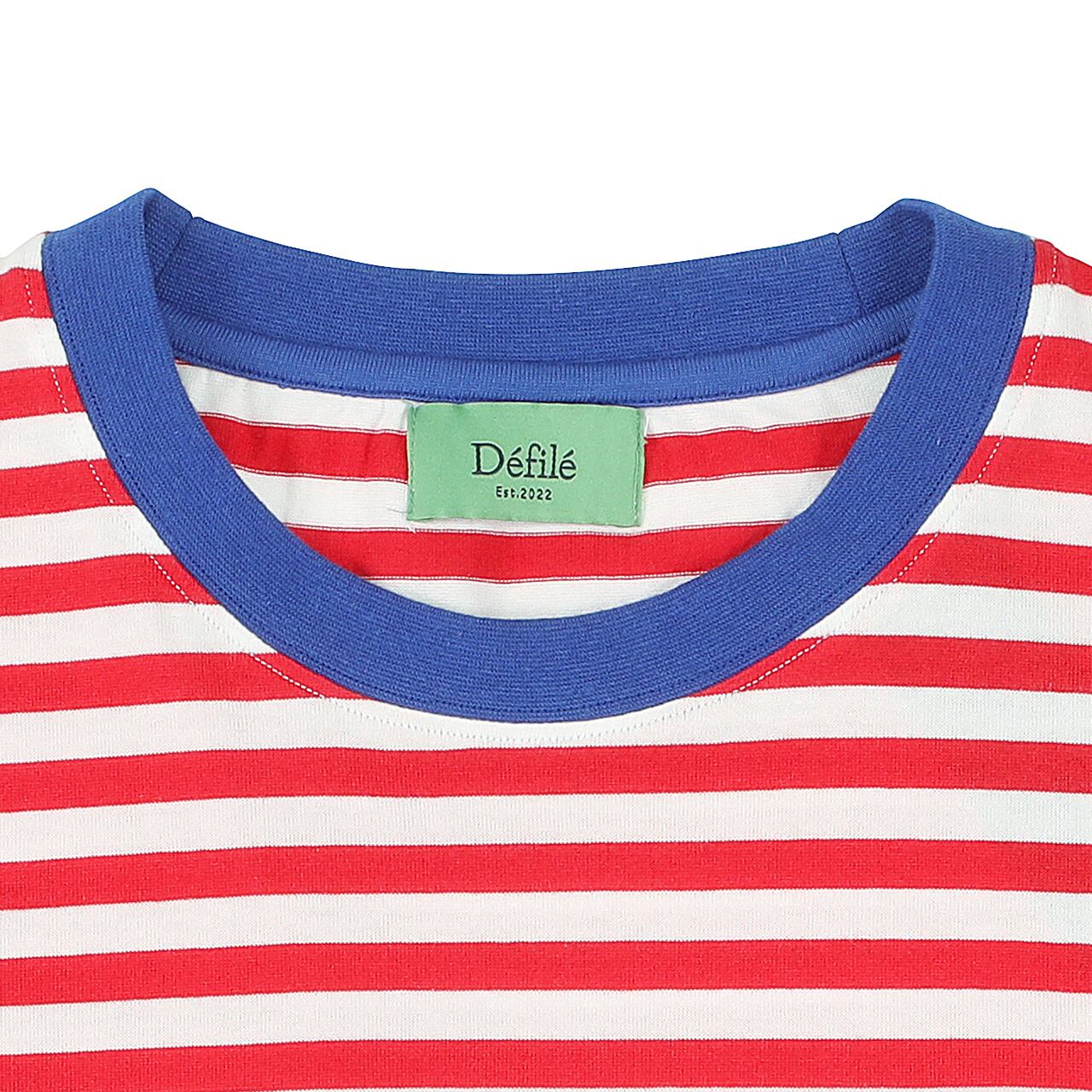 ネックラインにはブルーのアクセントトリミング