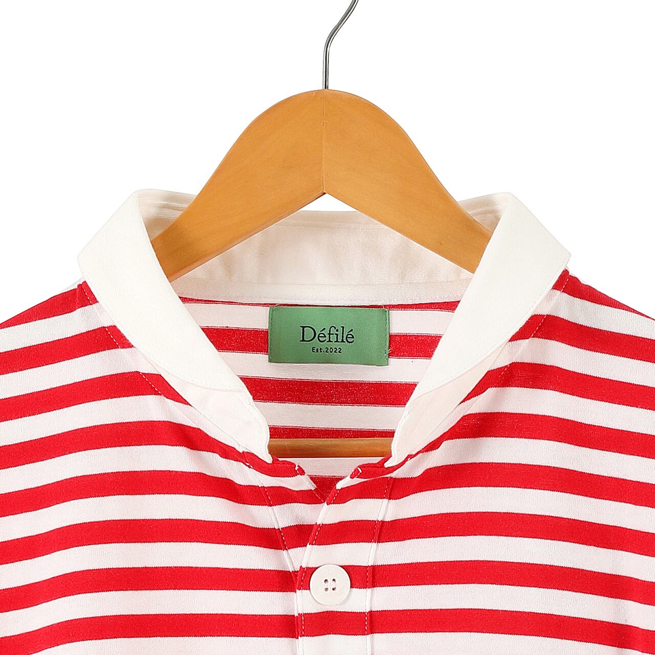 ヴィンテージのフレンチポロからヒントを得た、丸みのあるチビ衿と、従来のヘンリーネックTをドッキング