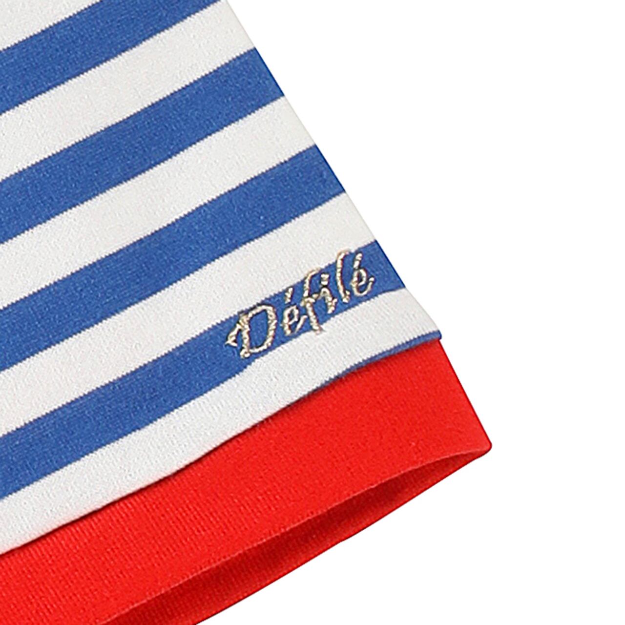 赤のアクセントトリミングがキャッチーな存在感